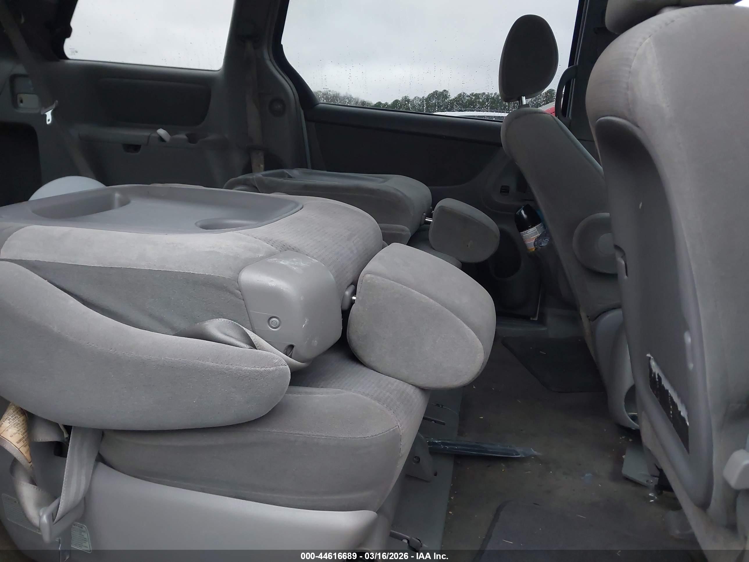 TOYOTA SIENNA image 8