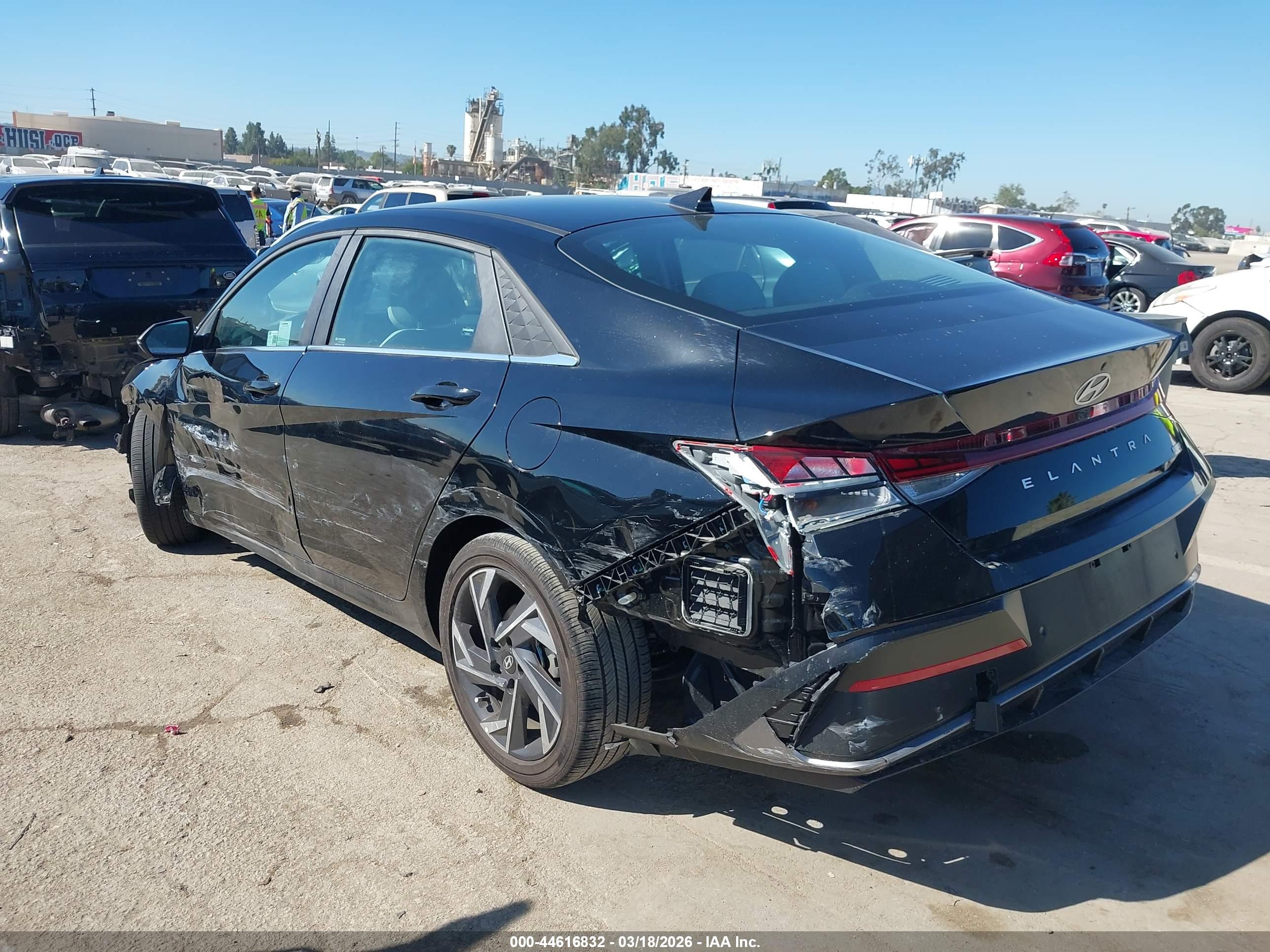 HYUNDAI ELANTRA image 3