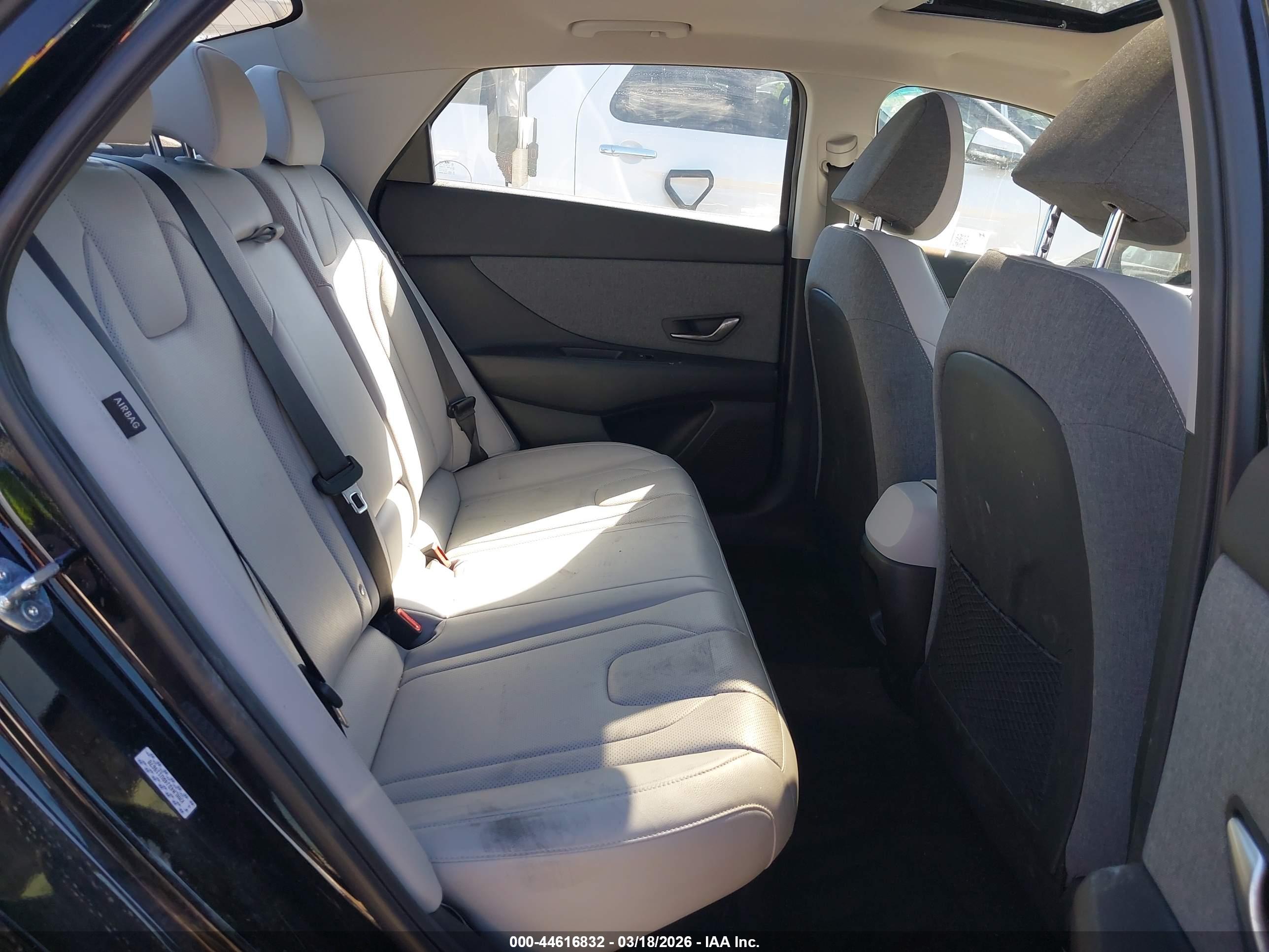 HYUNDAI ELANTRA image 8