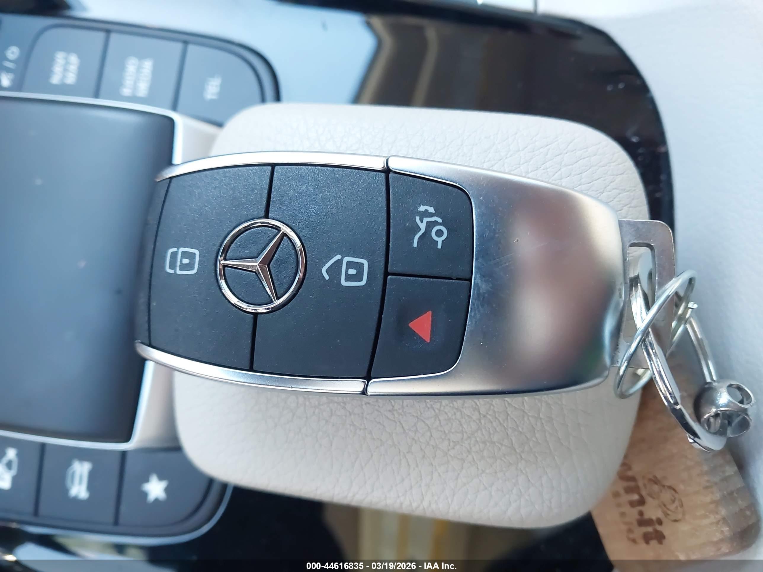 MERCEDES-BENZ GLB image 11