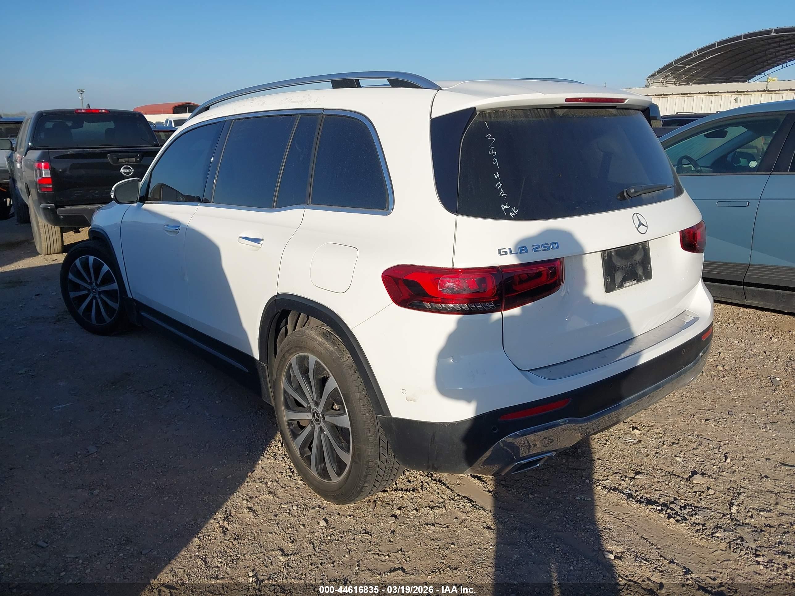 MERCEDES-BENZ GLB image 3