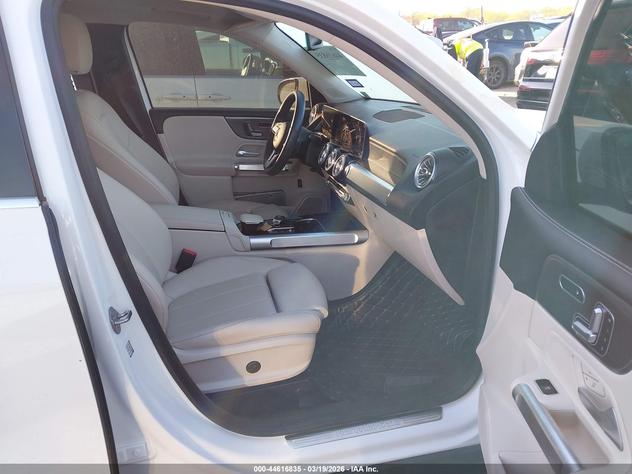 MERCEDES-BENZ GLB image 5