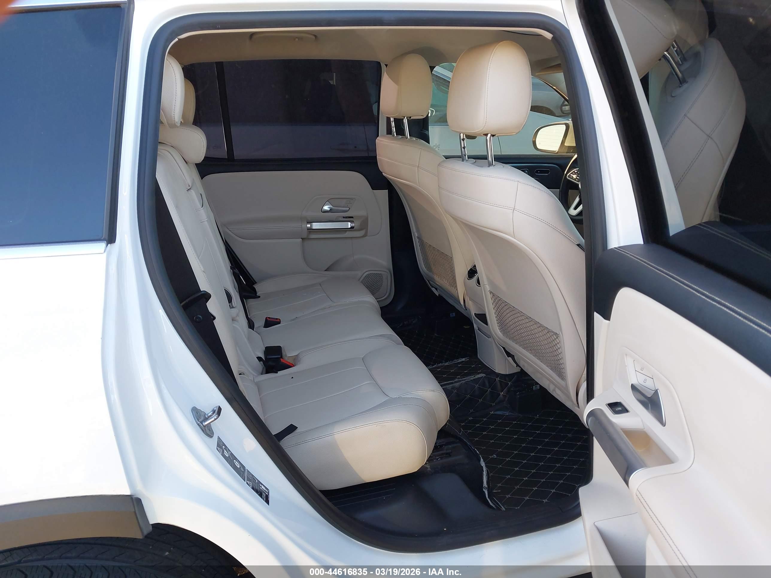 MERCEDES-BENZ GLB image 8