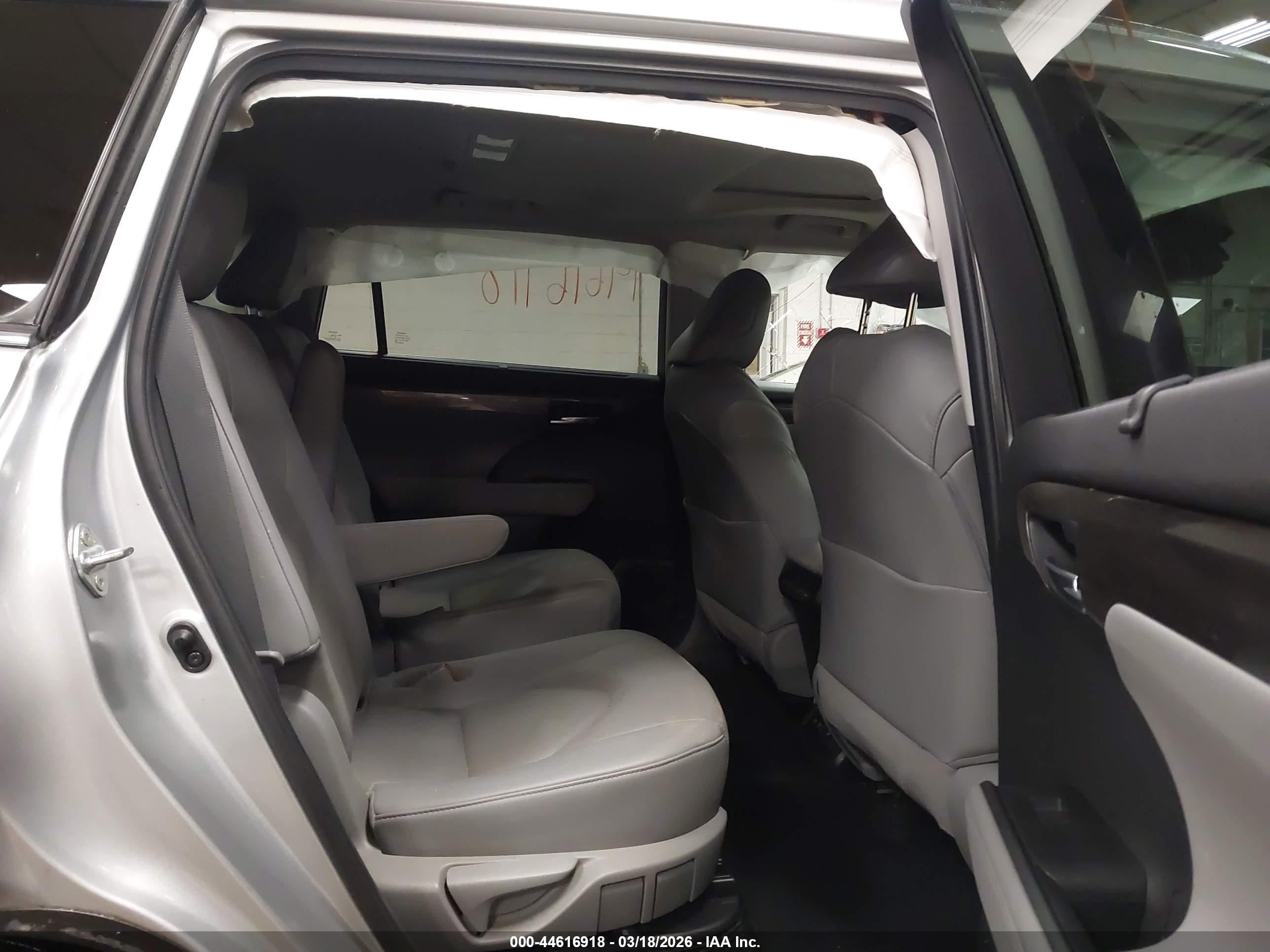 TOYOTA HIGHLANDER image 8