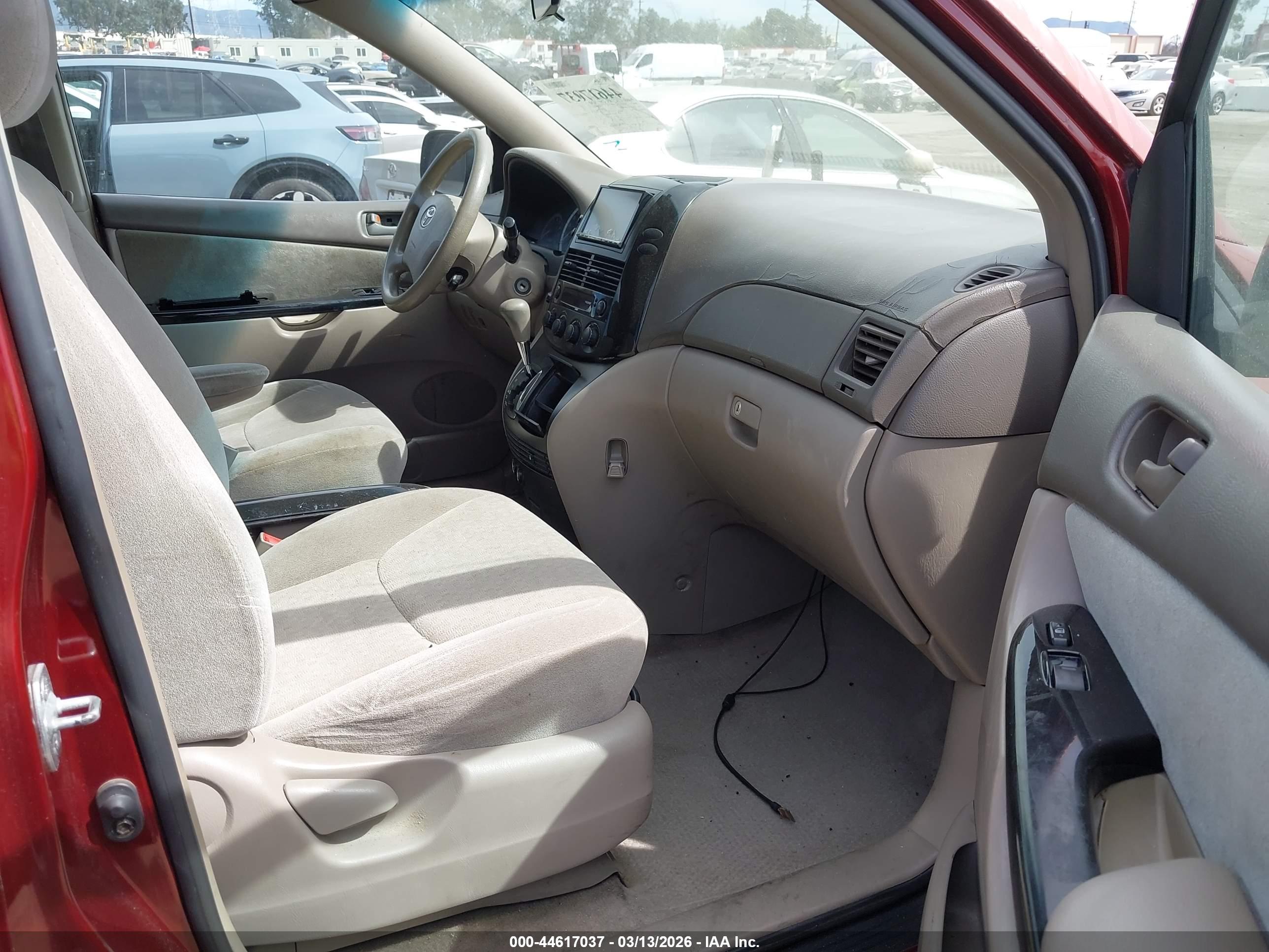 TOYOTA SIENNA image 5