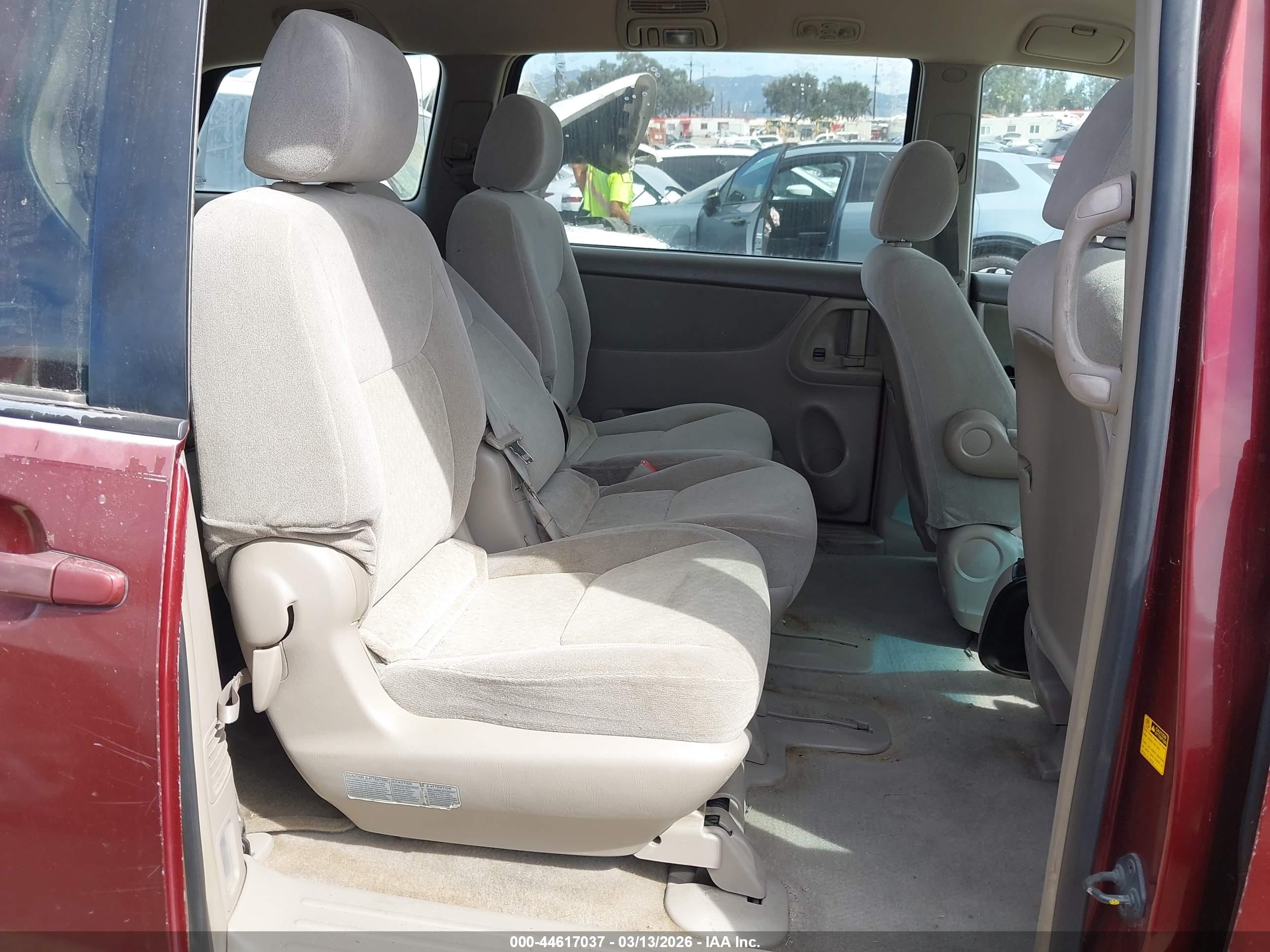TOYOTA SIENNA image 8