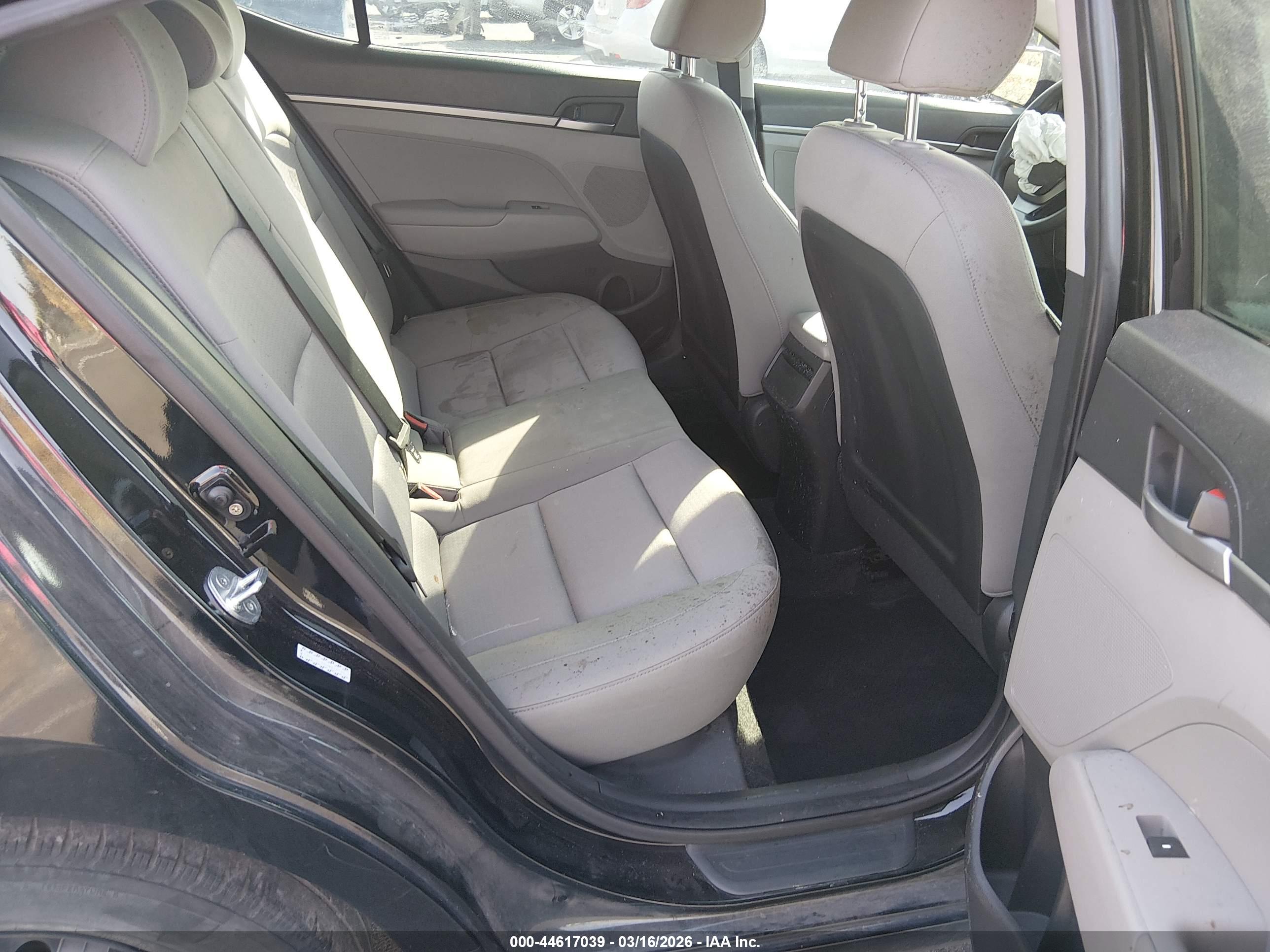 HYUNDAI ELANTRA image 8