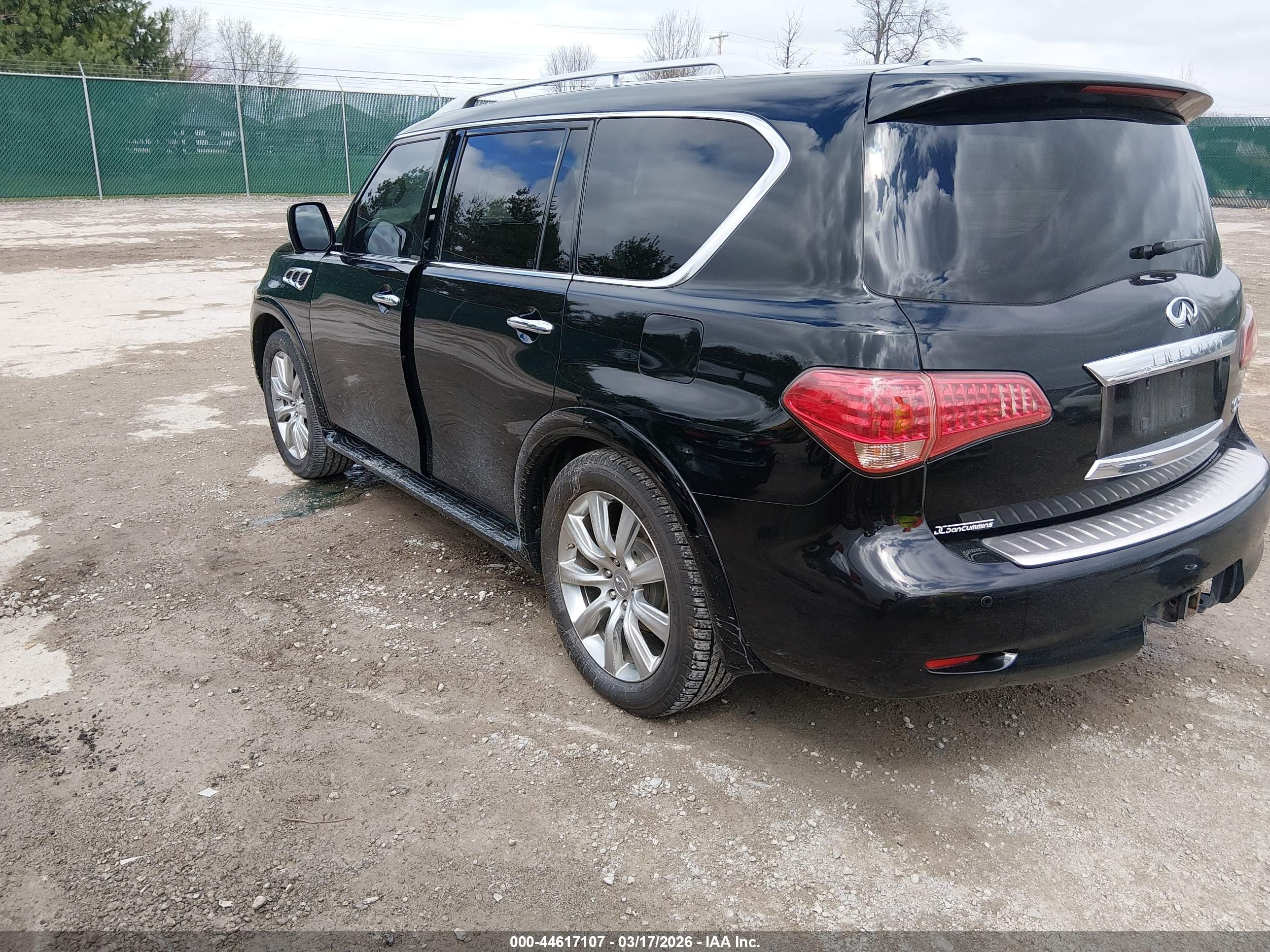 INFINITI QX56 image 3