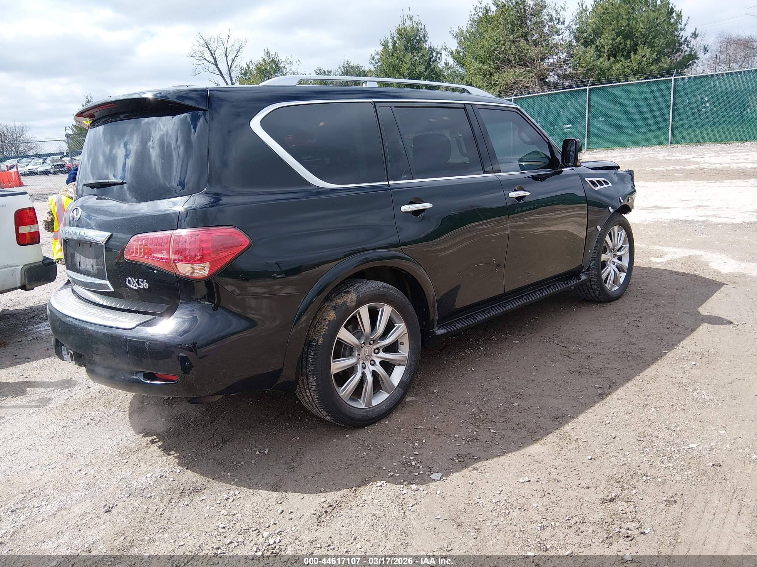 INFINITI QX56 image 4