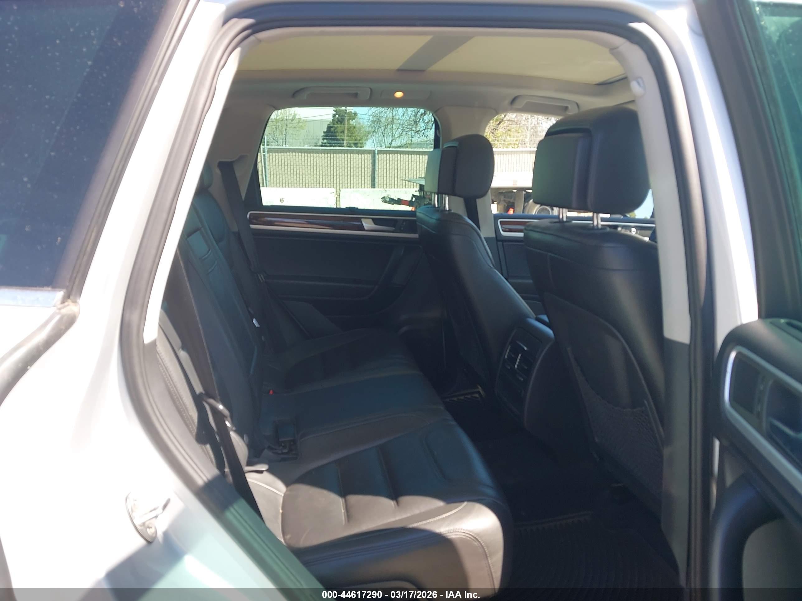 VOLKSWAGEN TOUAREG image 8