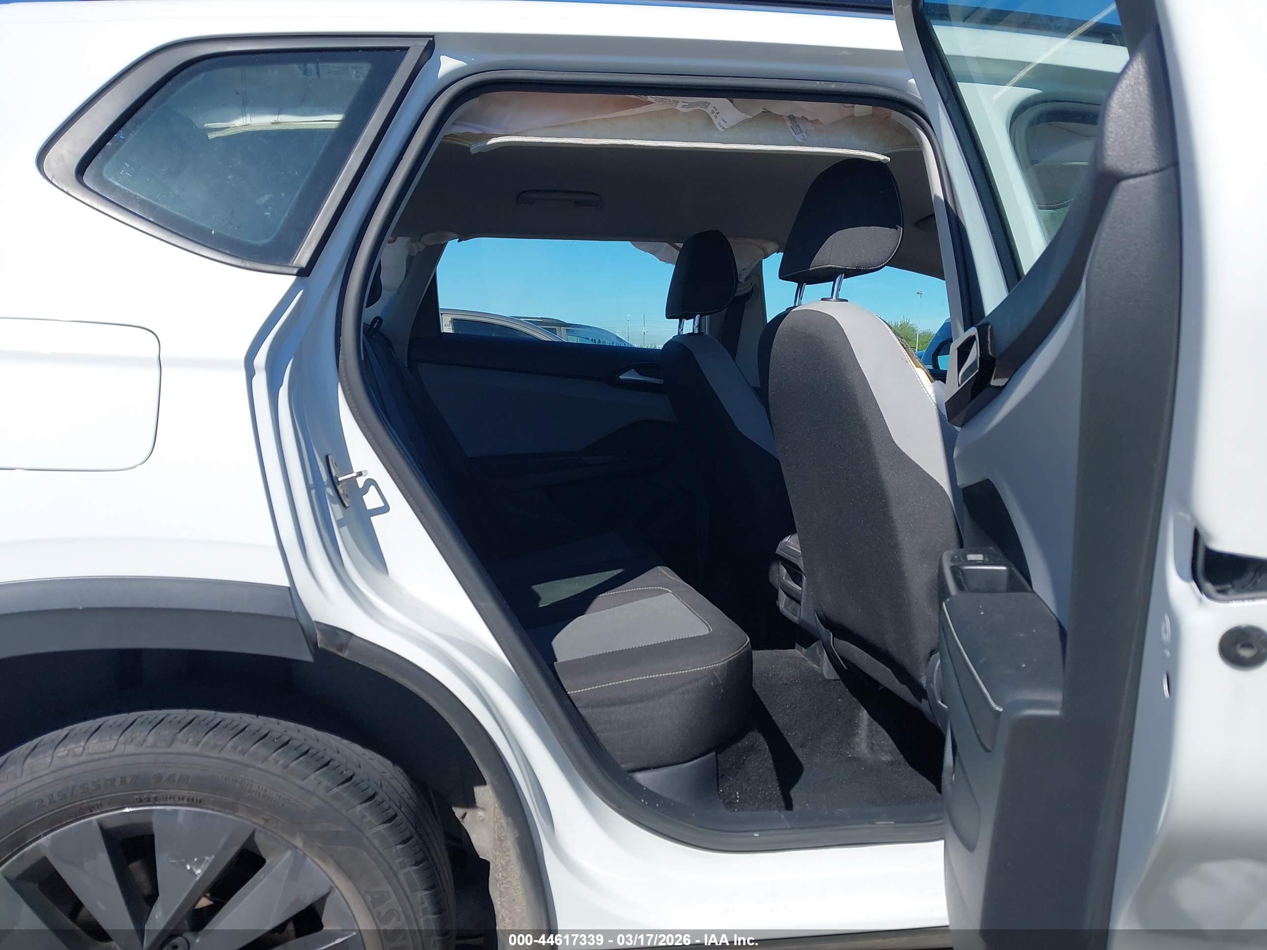 VOLKSWAGEN TAOS image 8