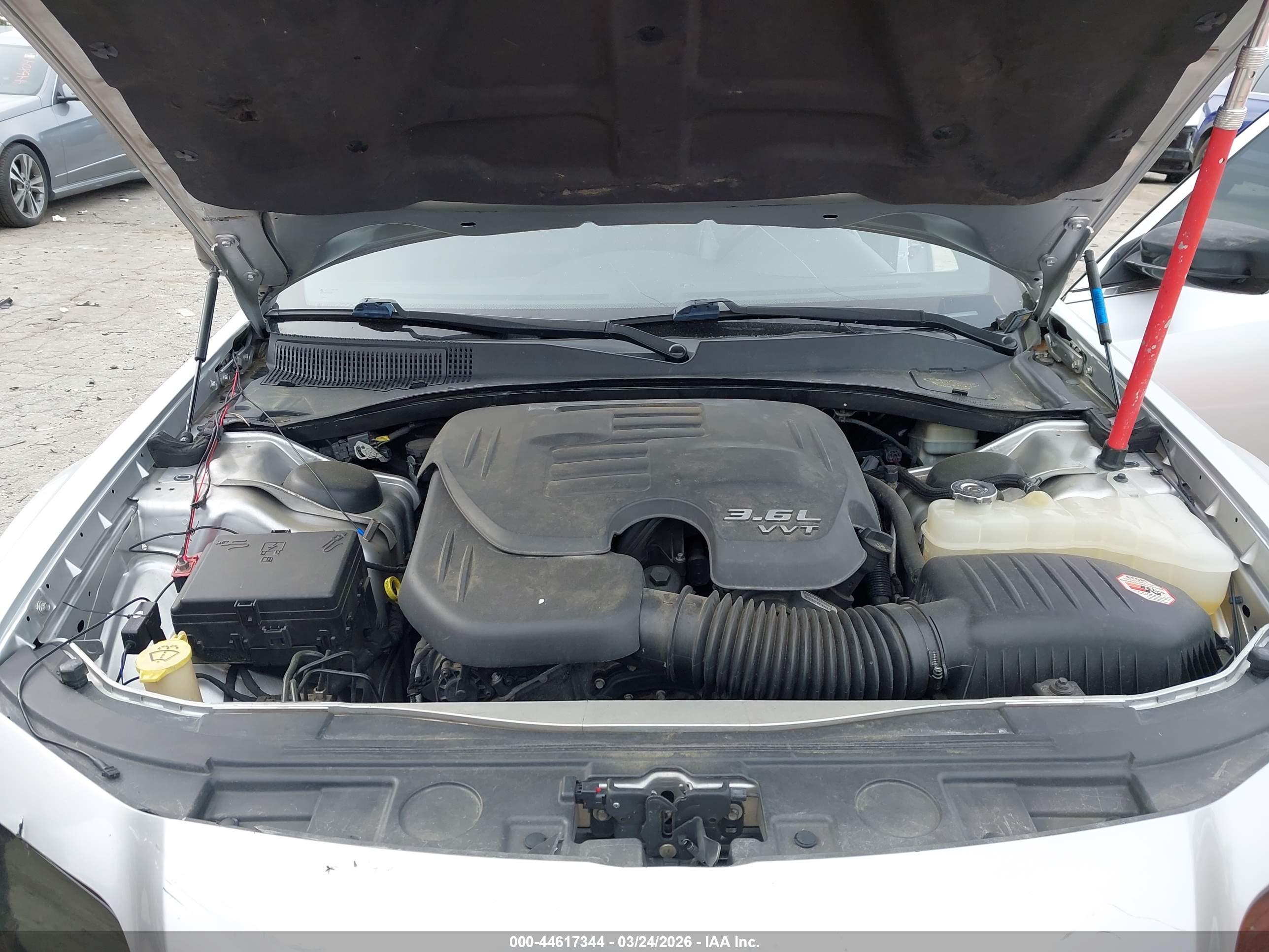 CHRYSLER 300 image 10