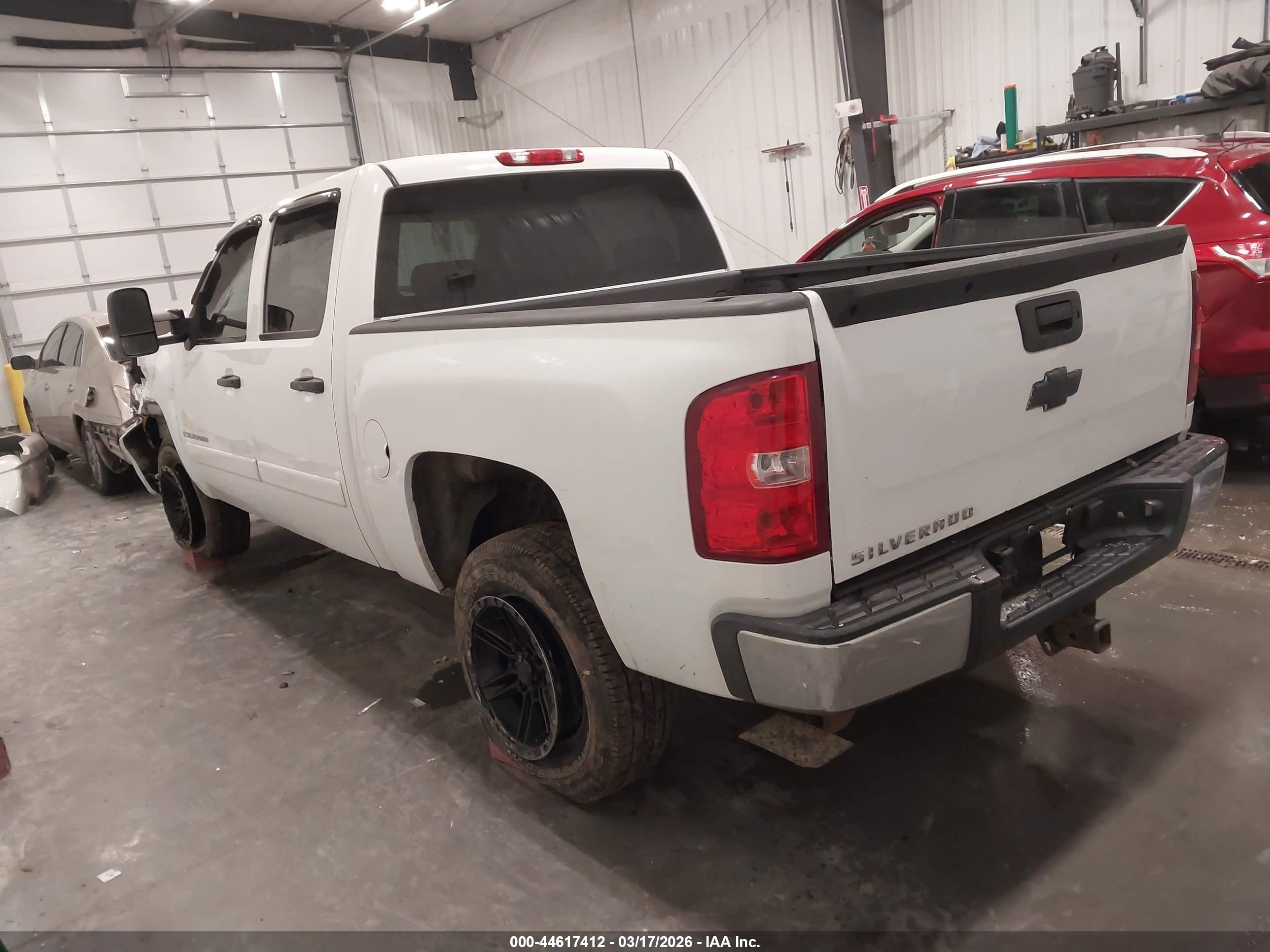 CHEVROLET SILVERADO image 3