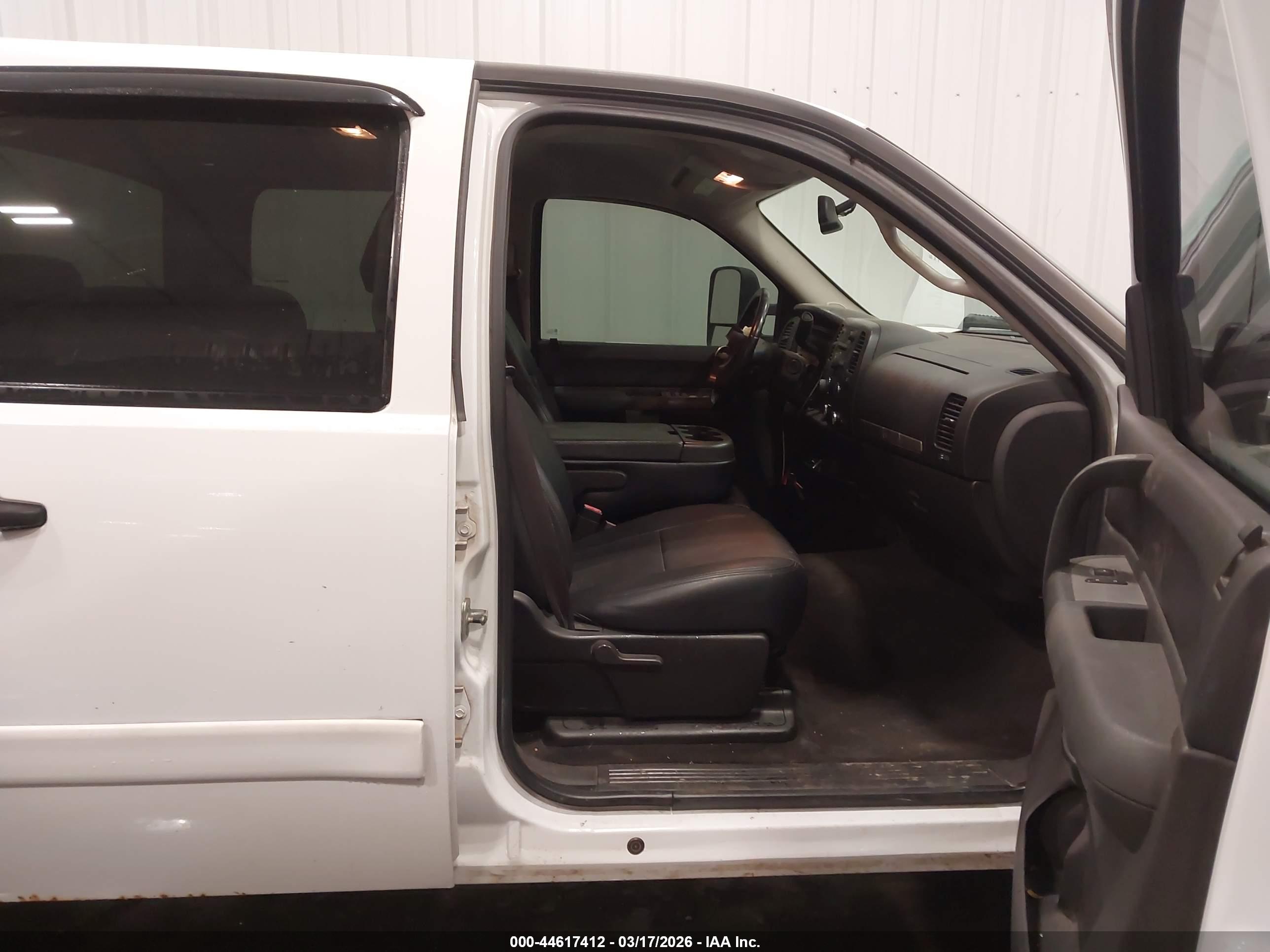 CHEVROLET SILVERADO image 5