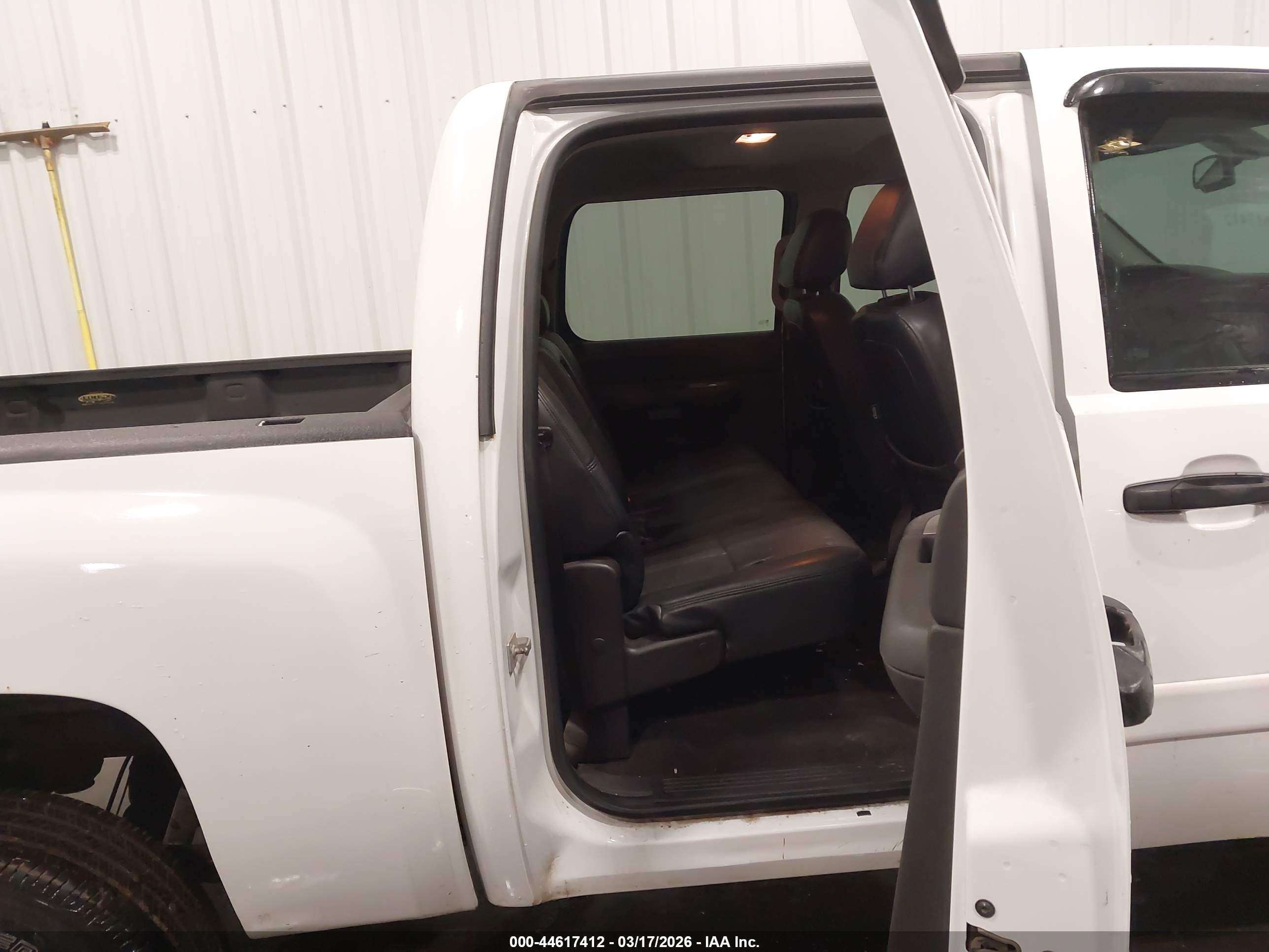 CHEVROLET SILVERADO image 8