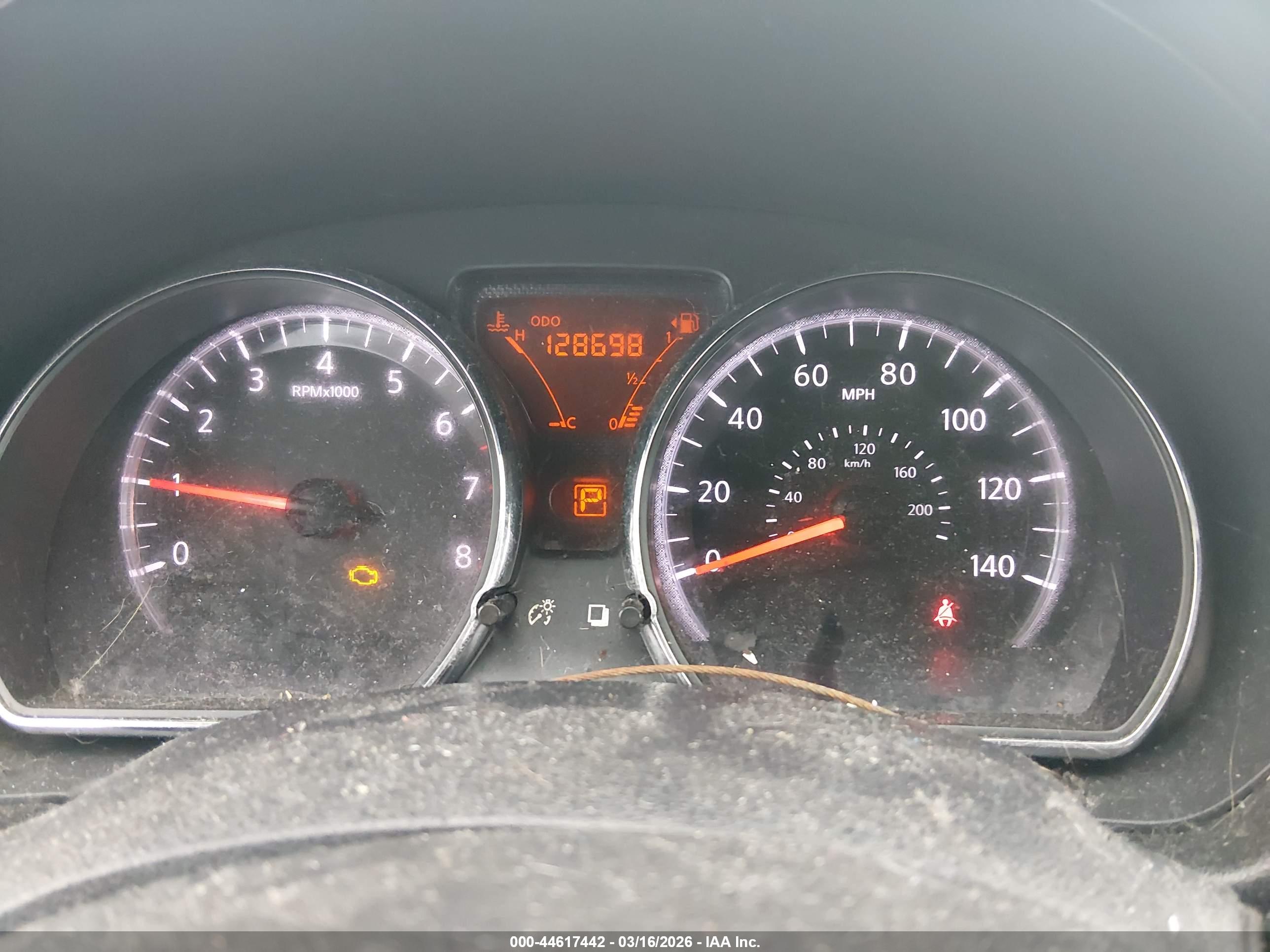 NISSAN VERSA image 7