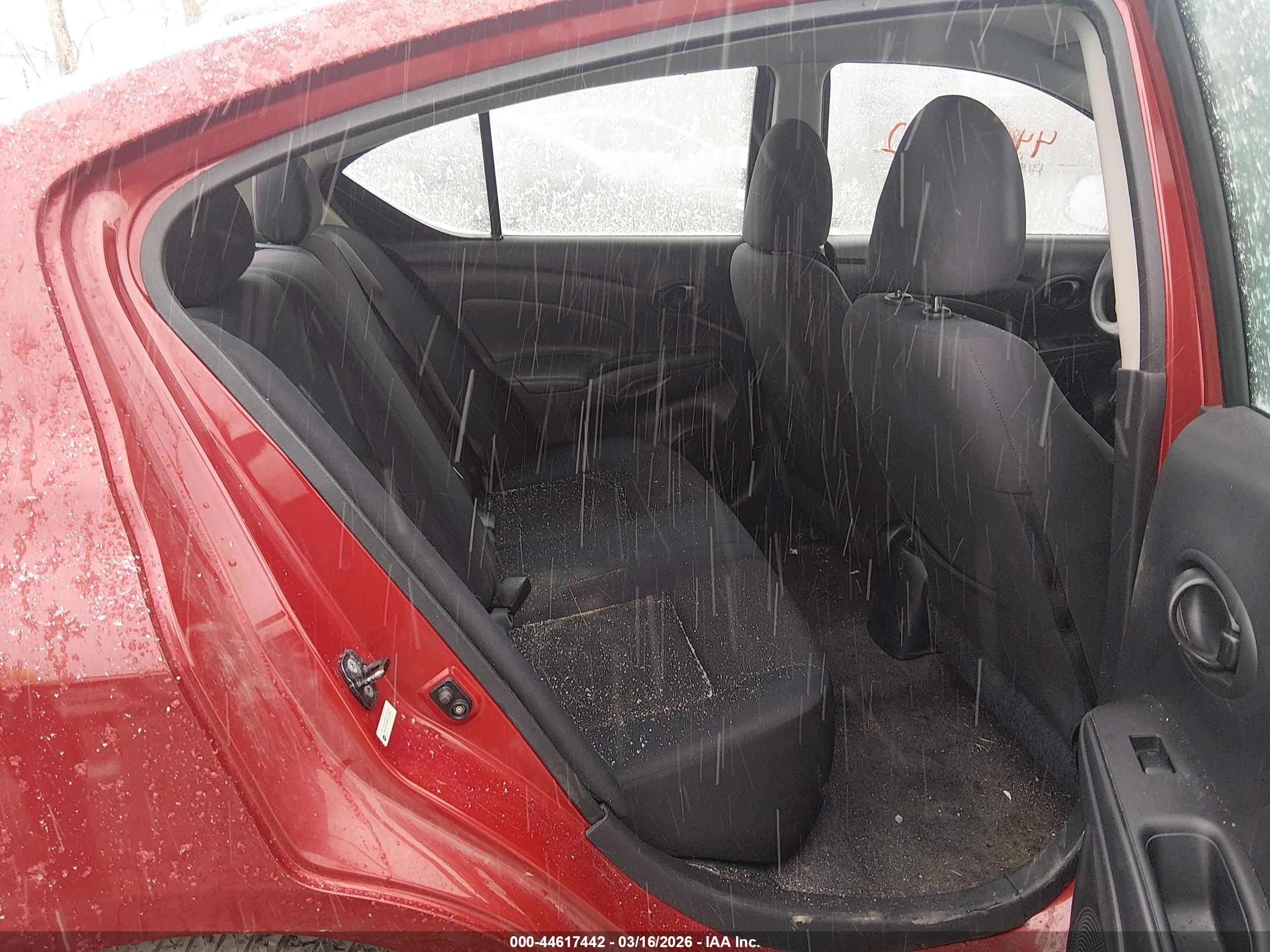 NISSAN VERSA image 8