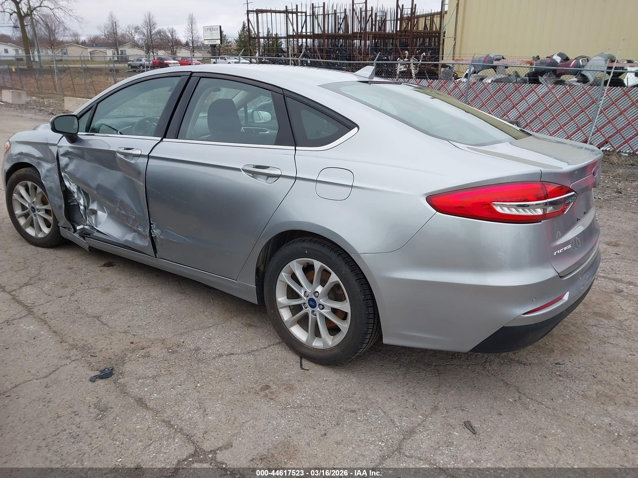 FORD FUSION image 3