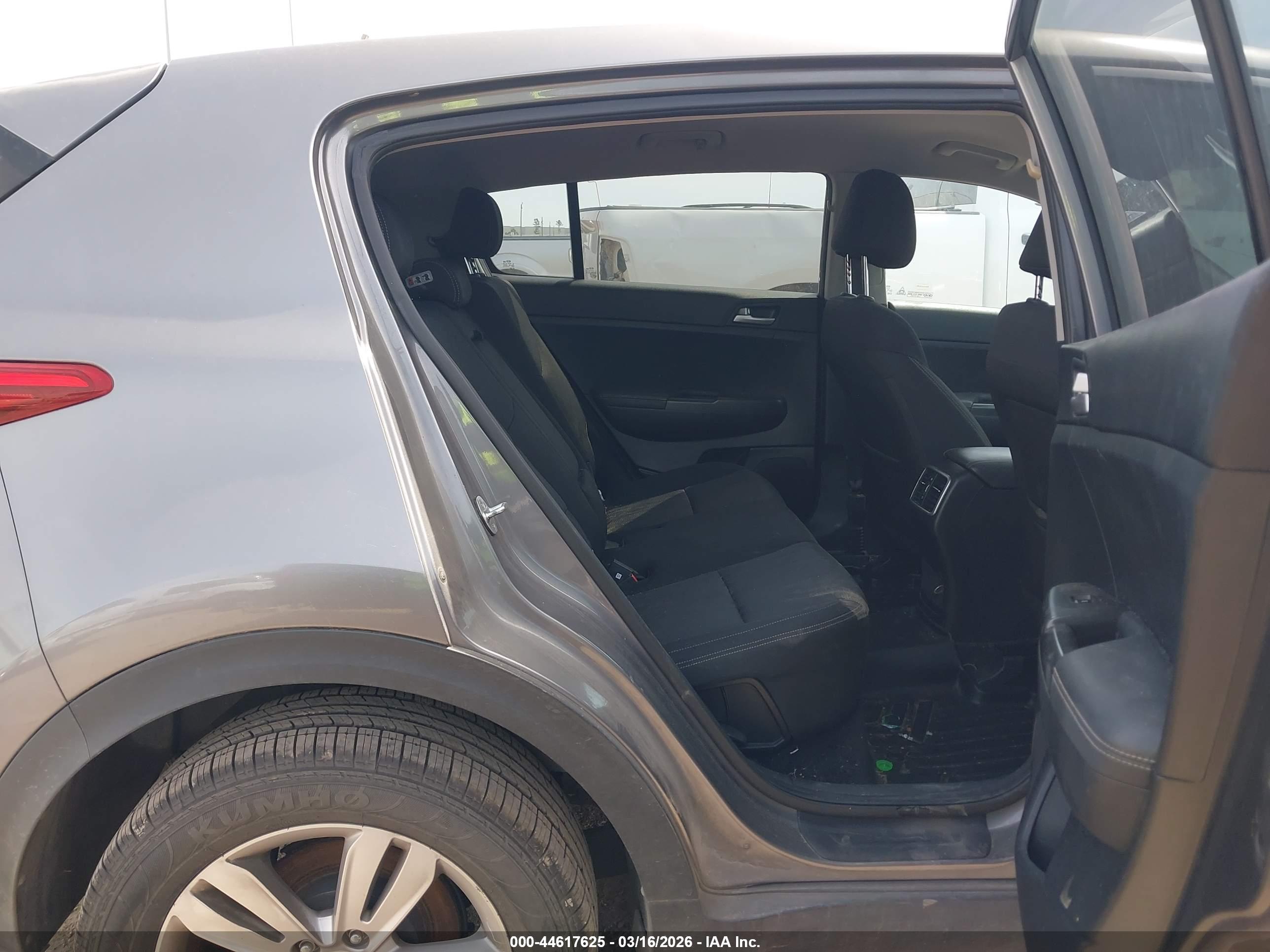 KIA SPORTAGE image 8