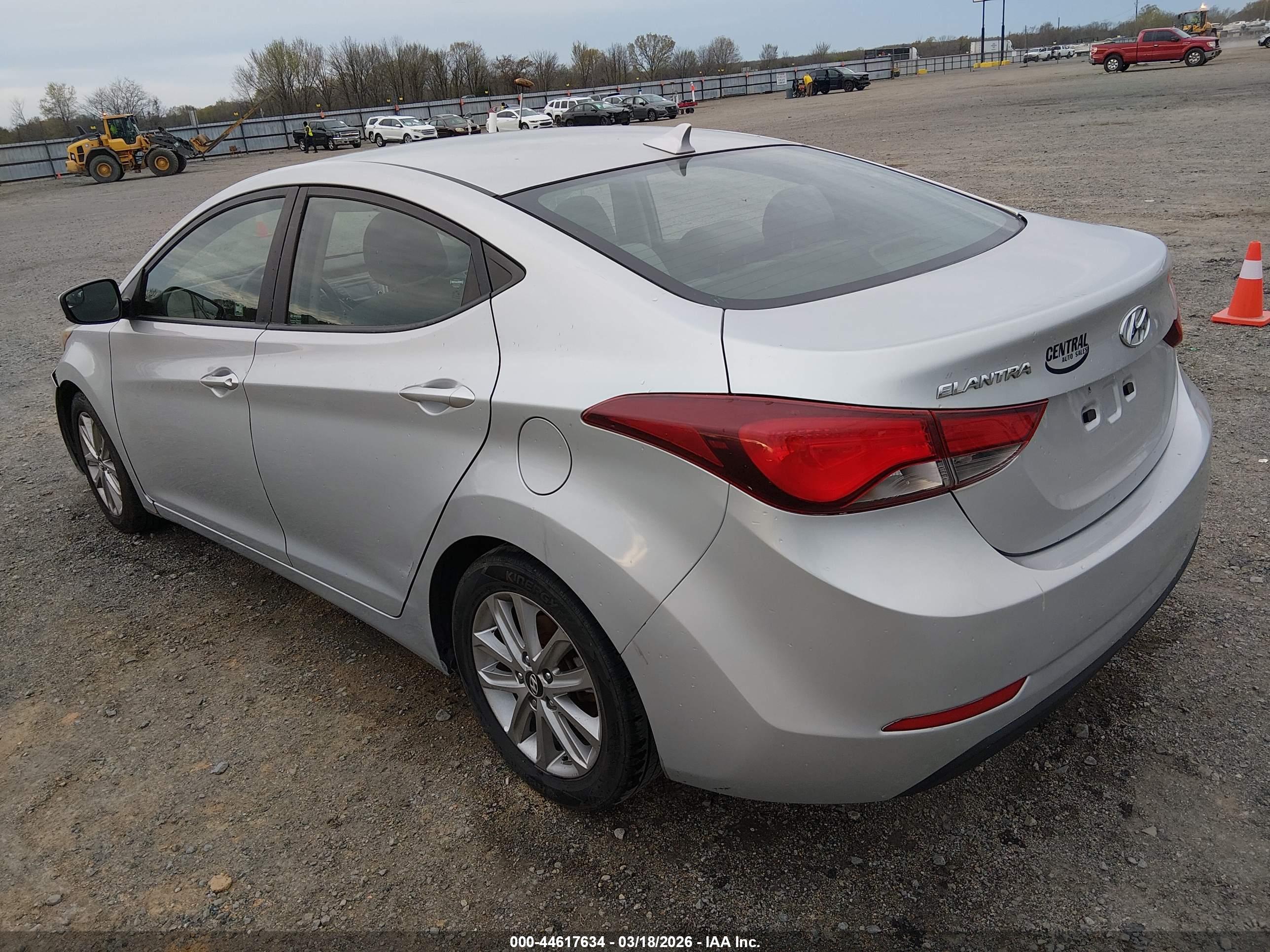 HYUNDAI ELANTRA image 3
