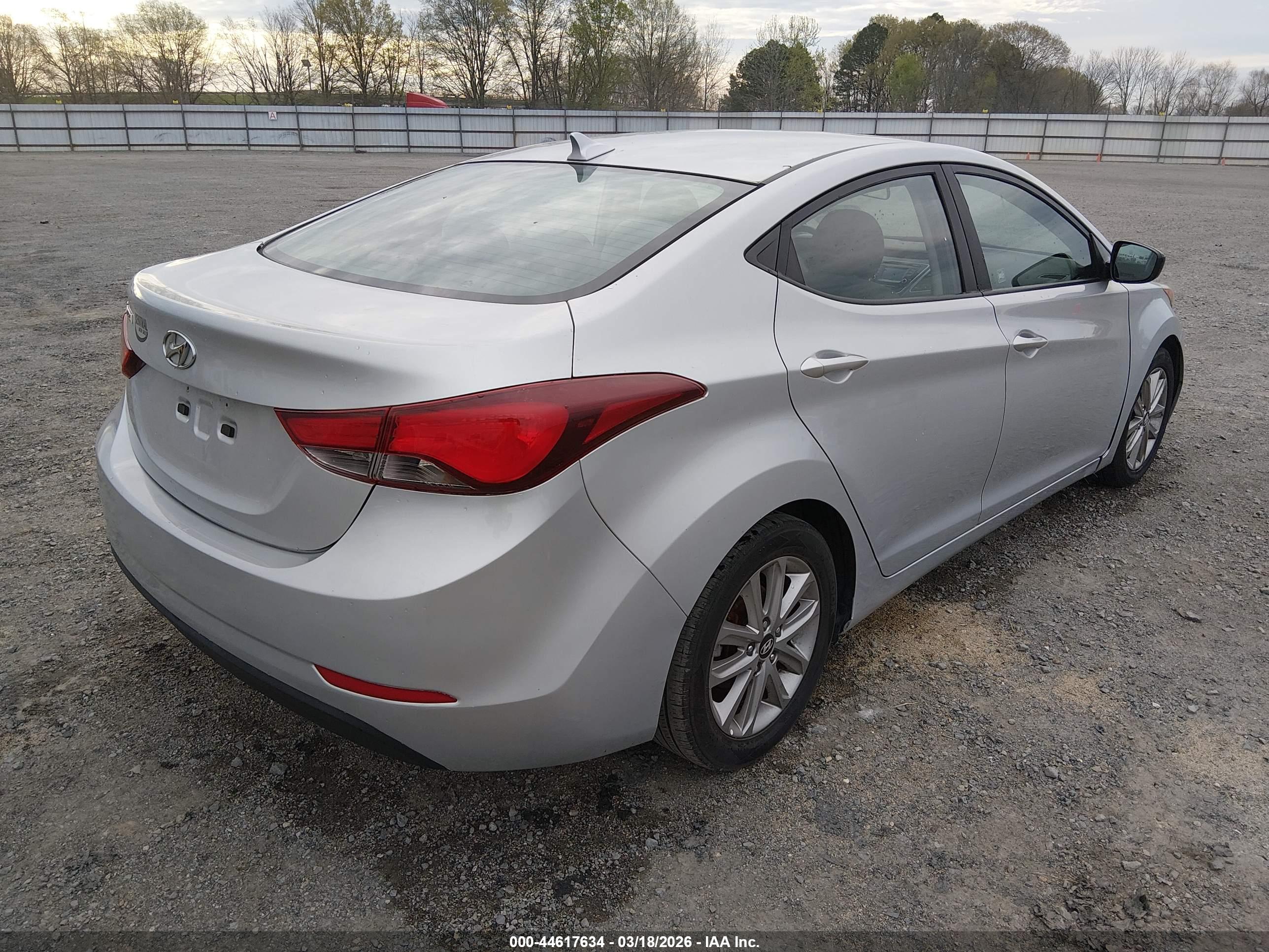 HYUNDAI ELANTRA image 4