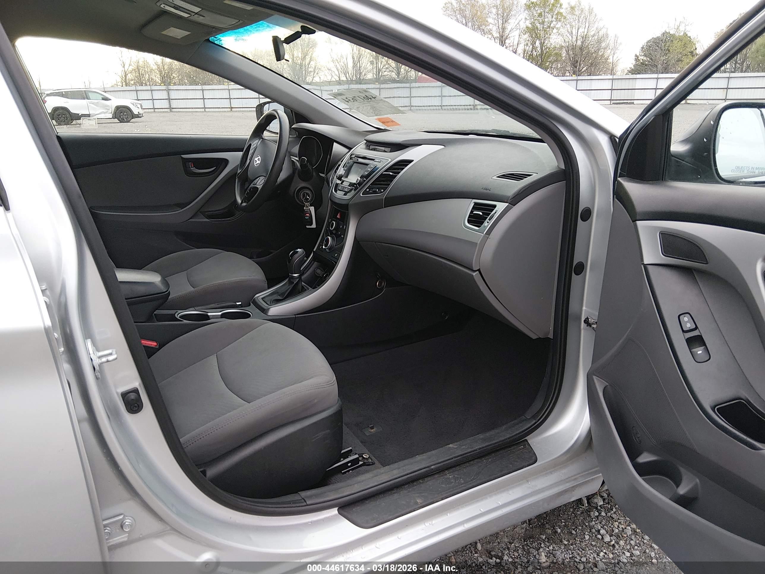 HYUNDAI ELANTRA image 5