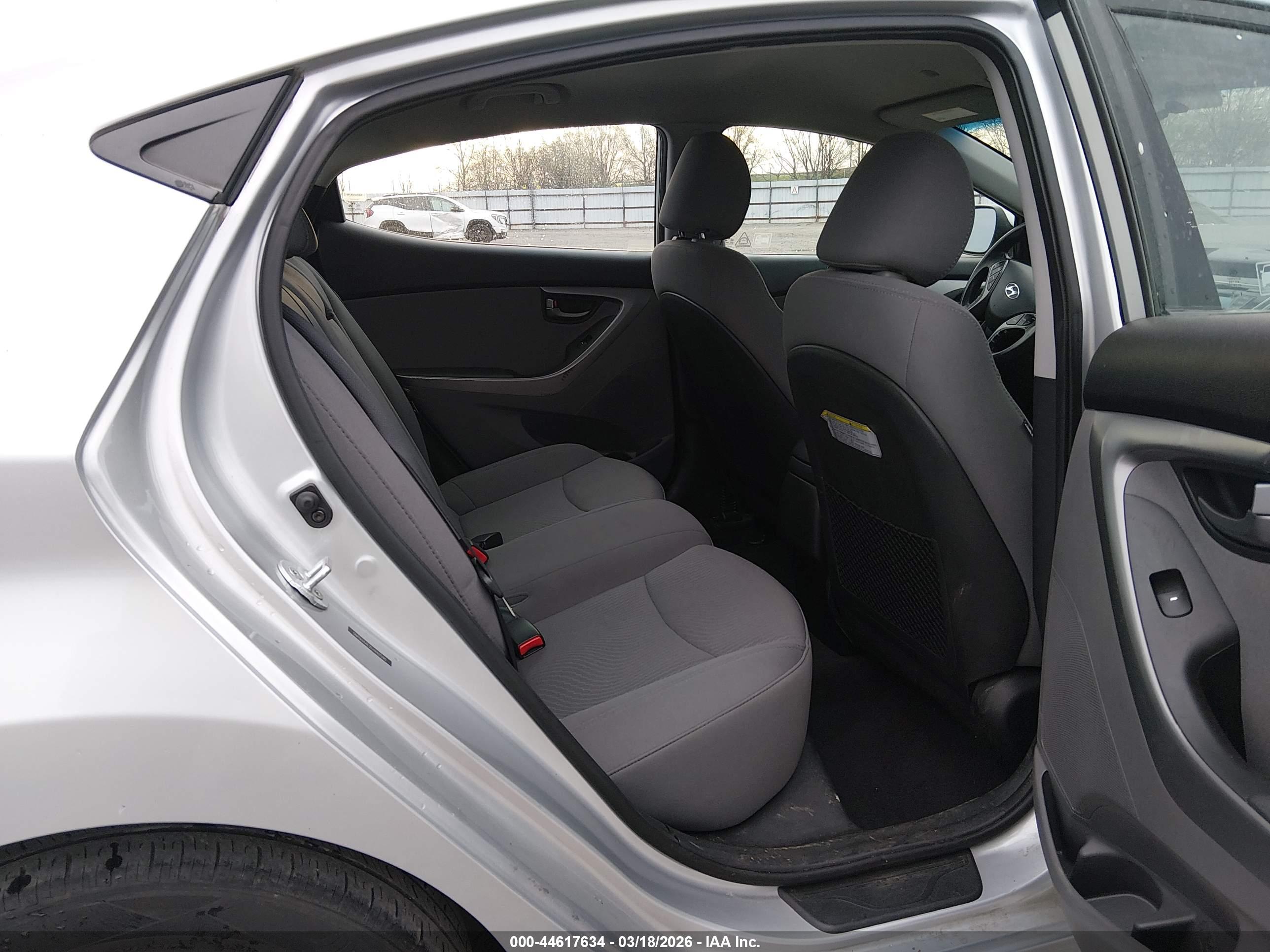 HYUNDAI ELANTRA image 8