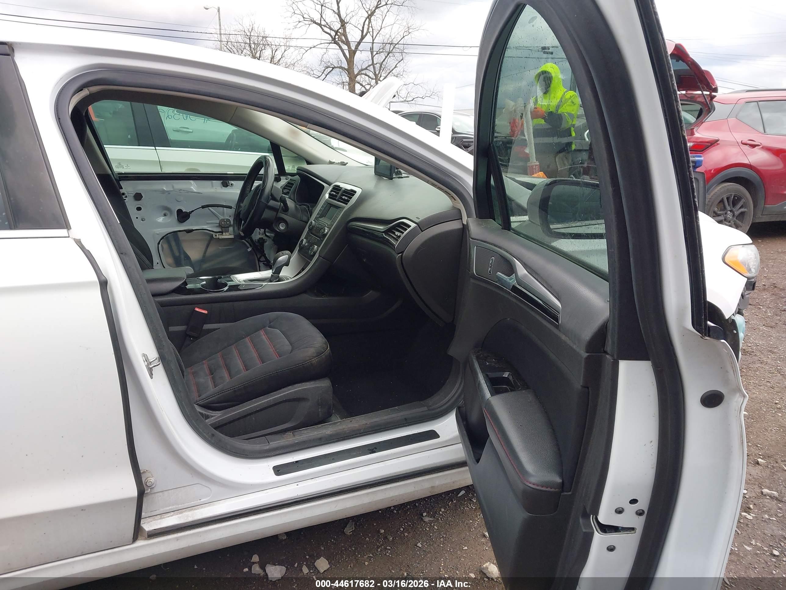 FORD FUSION image 5