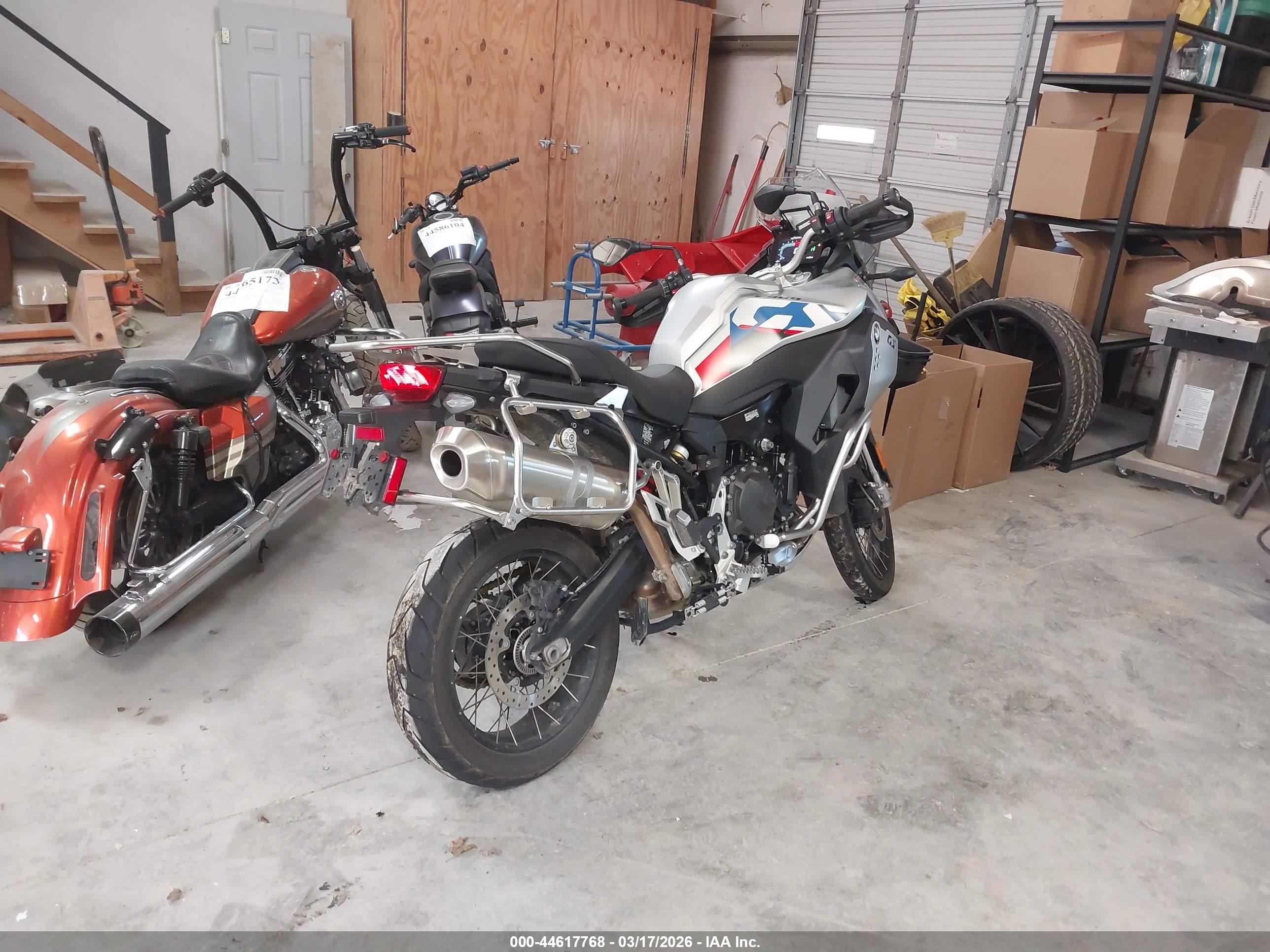 BMW F image 4