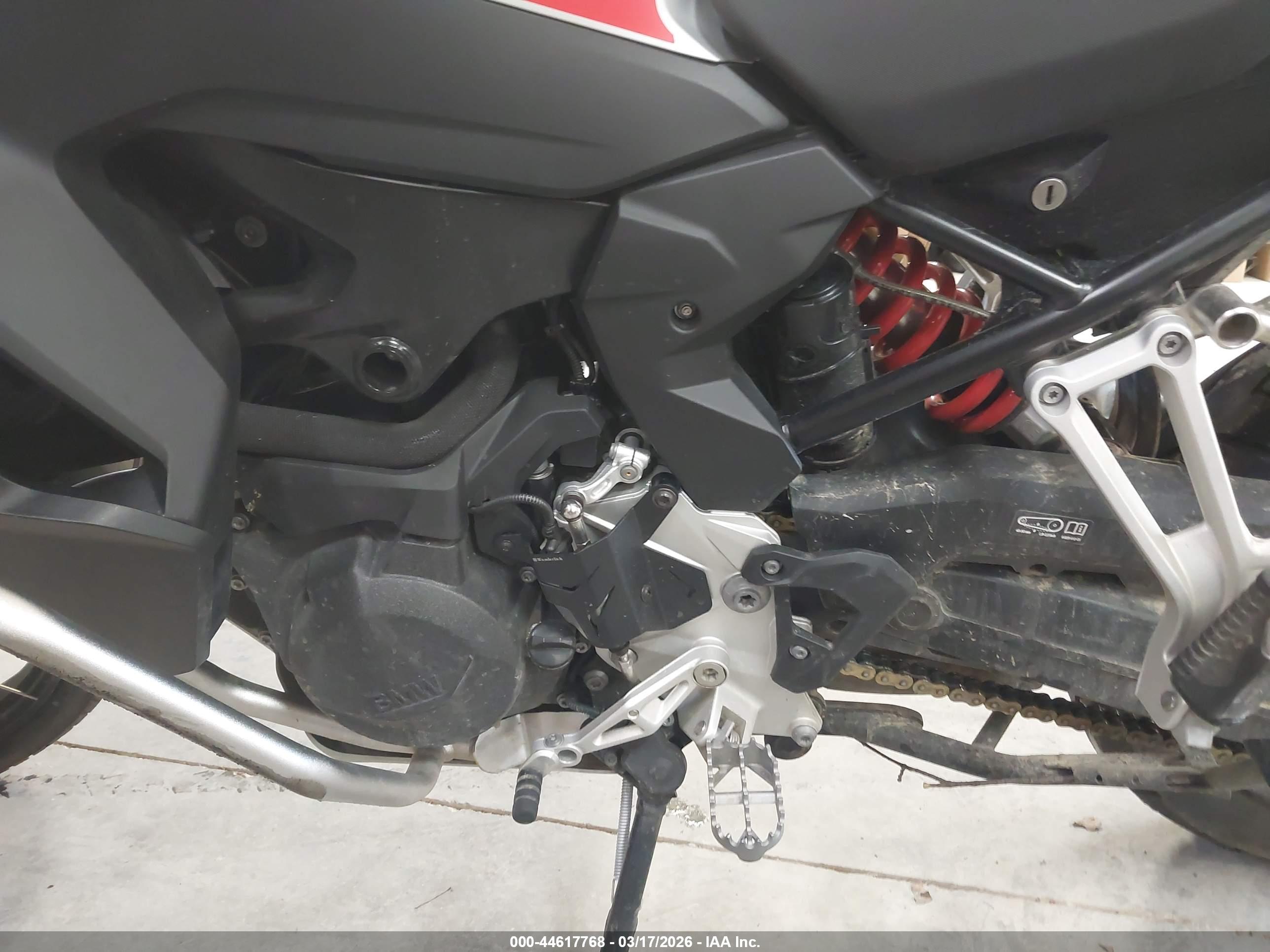 BMW F image 9