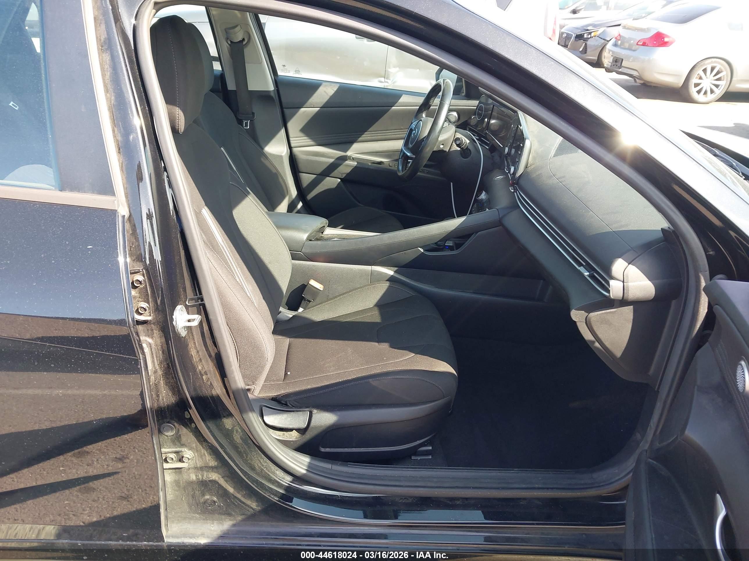 HYUNDAI ELANTRA image 5