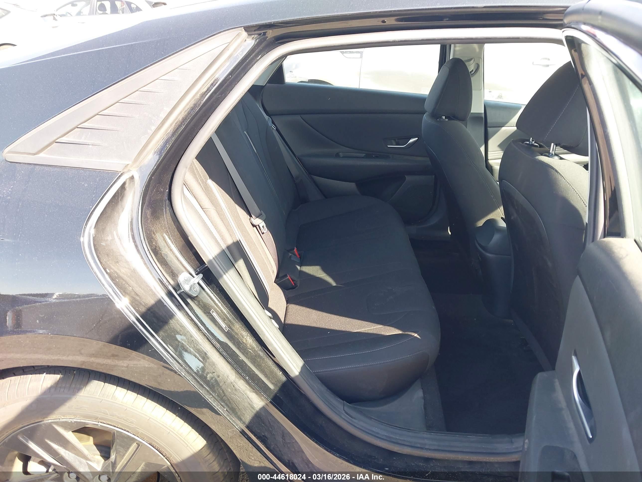 HYUNDAI ELANTRA image 8