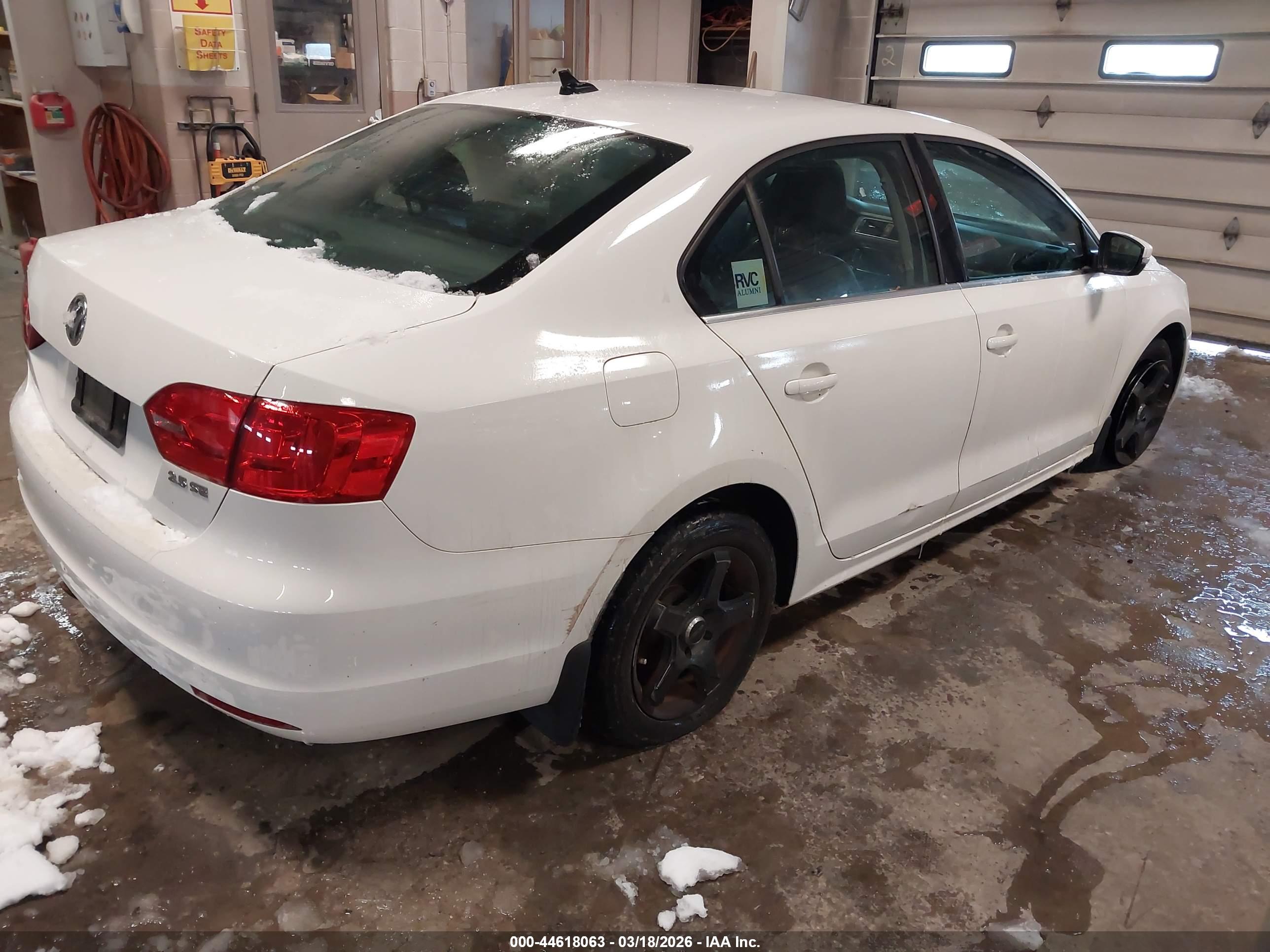 VOLKSWAGEN JETTA image 4