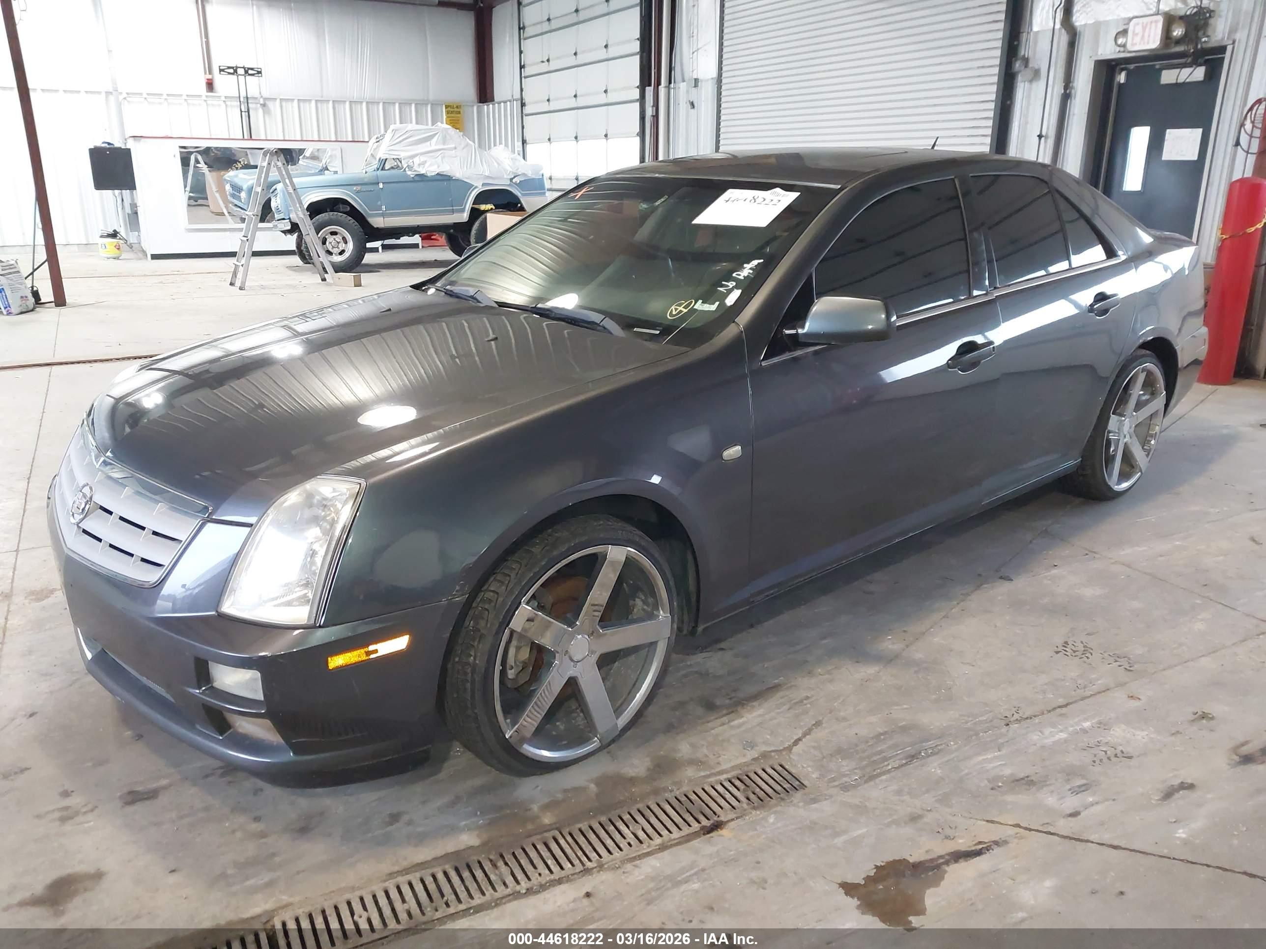 CADILLAC STS image 2