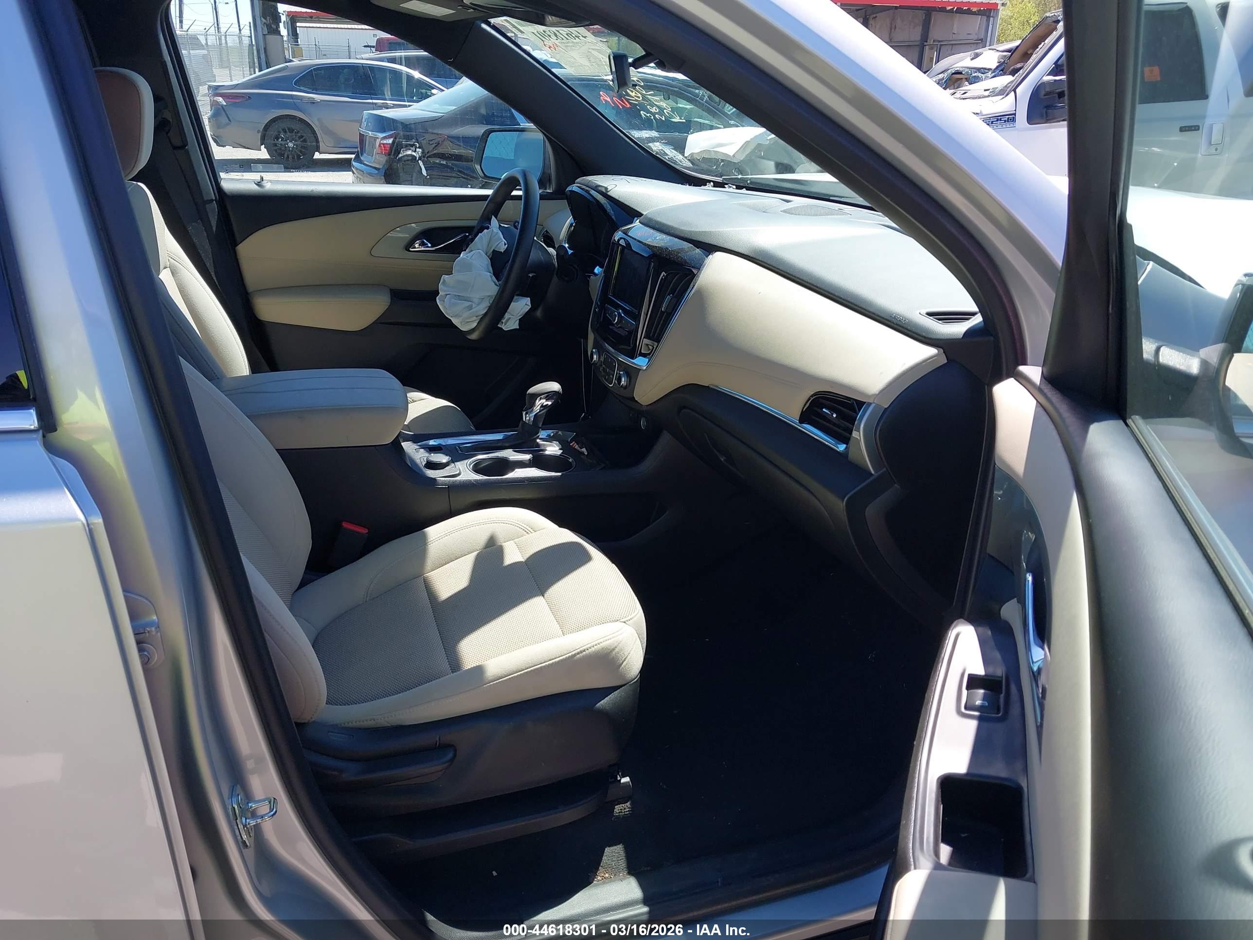 CHEVROLET TRAVERSE image 5