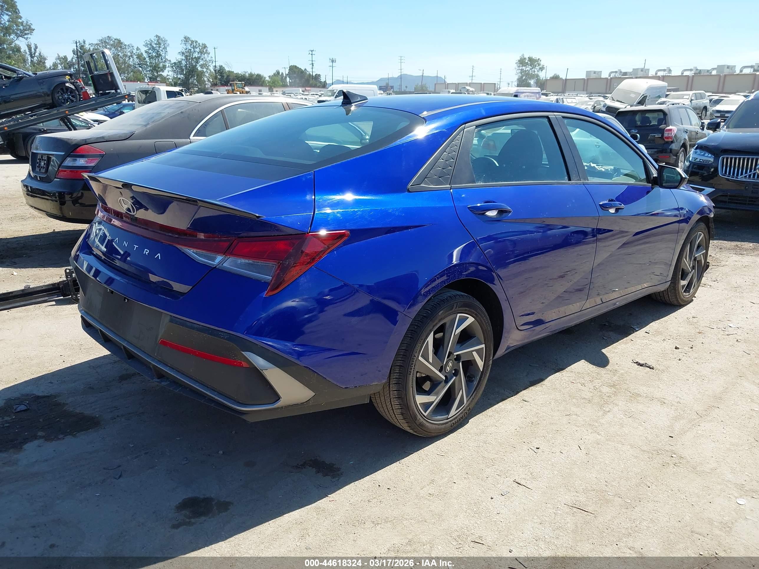 HYUNDAI ELANTRA image 4