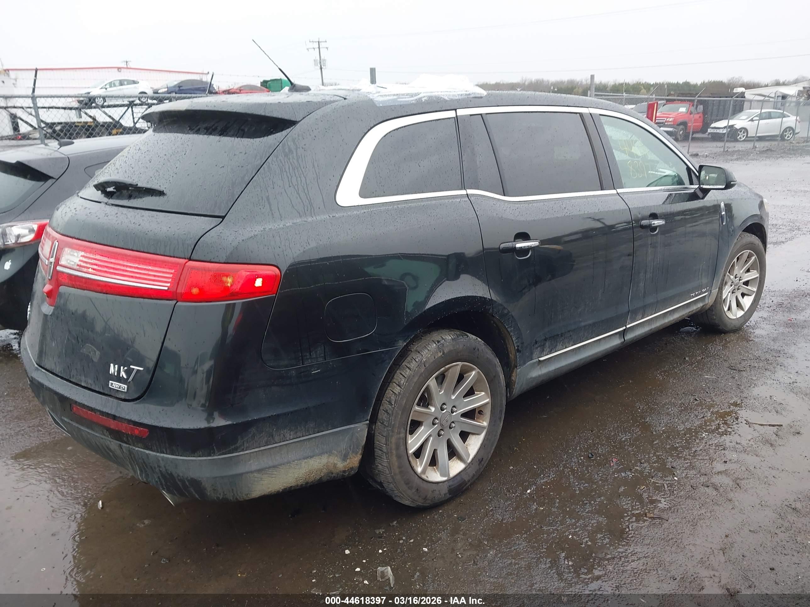 LINCOLN MKT image 4