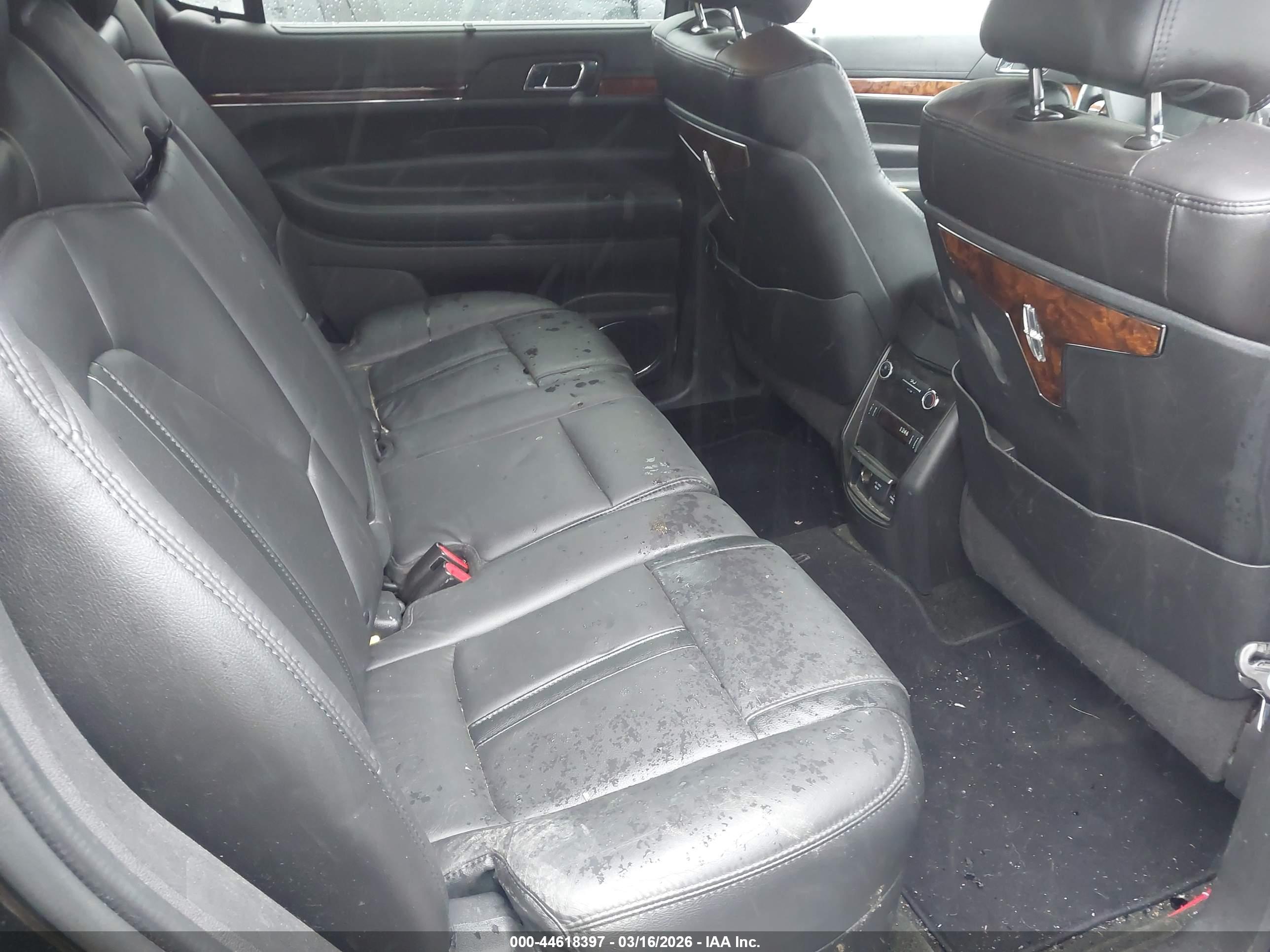 LINCOLN MKT image 8