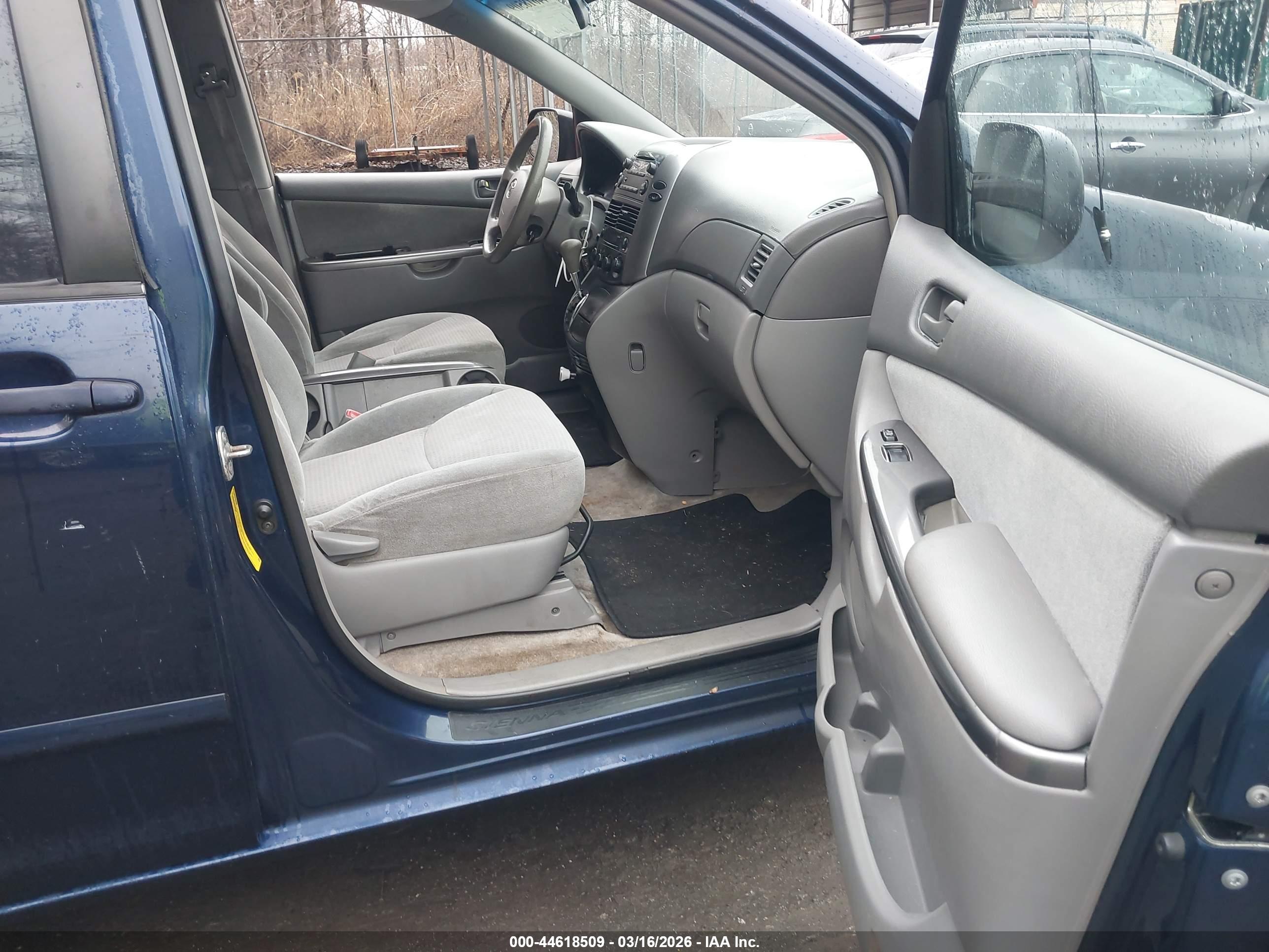 TOYOTA SIENNA image 5