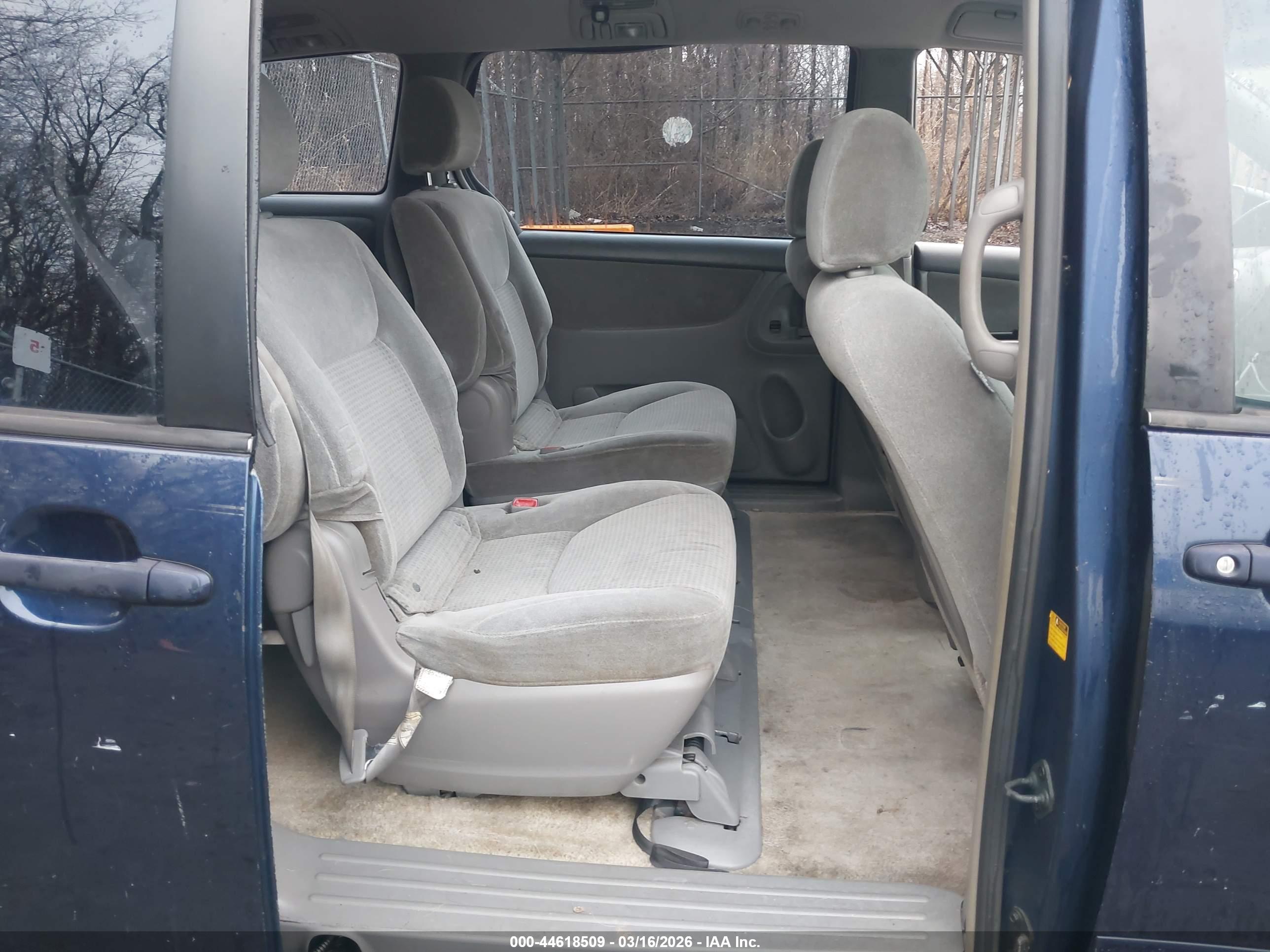 TOYOTA SIENNA image 8