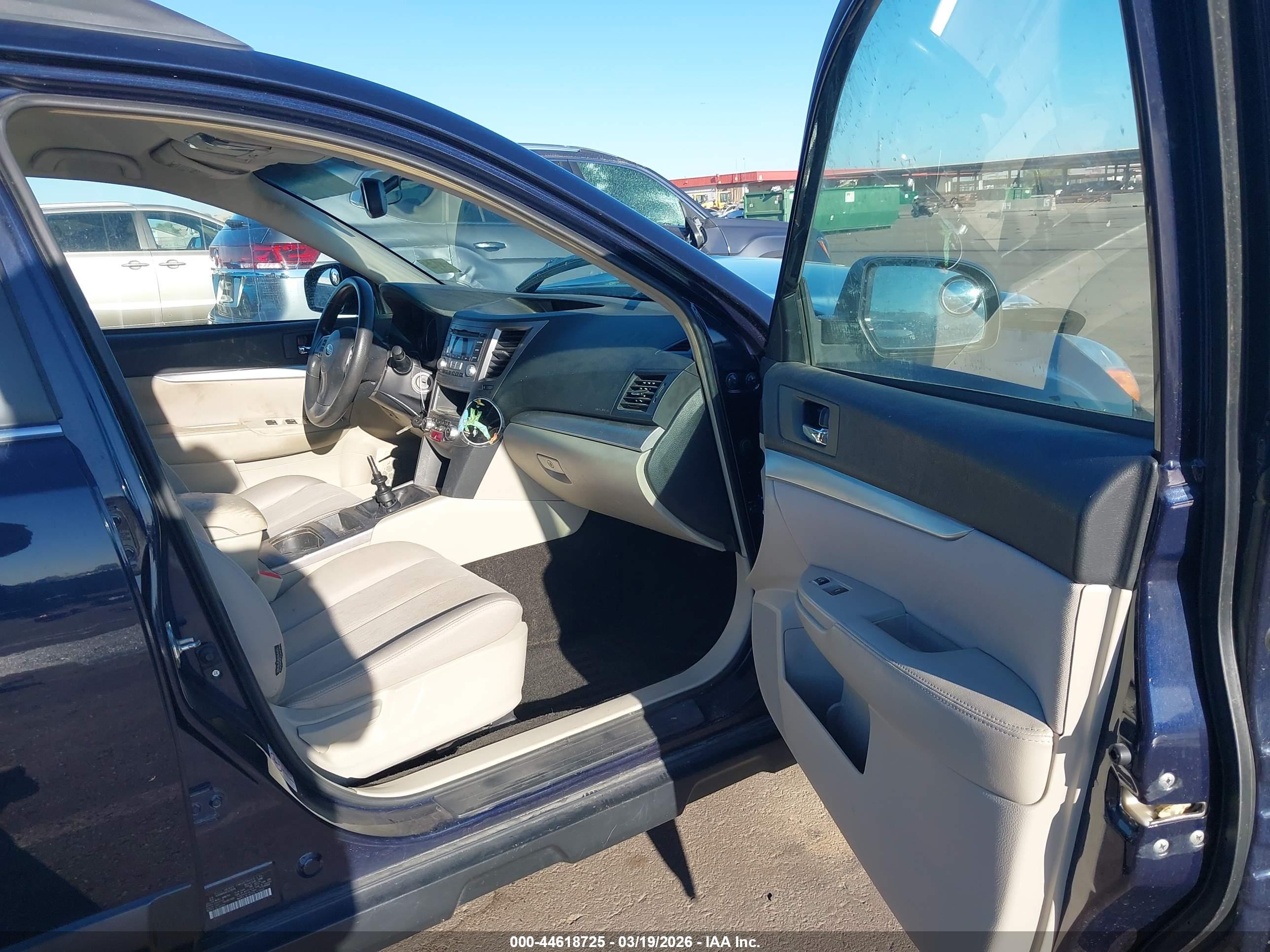 SUBARU OUTBACK image 5