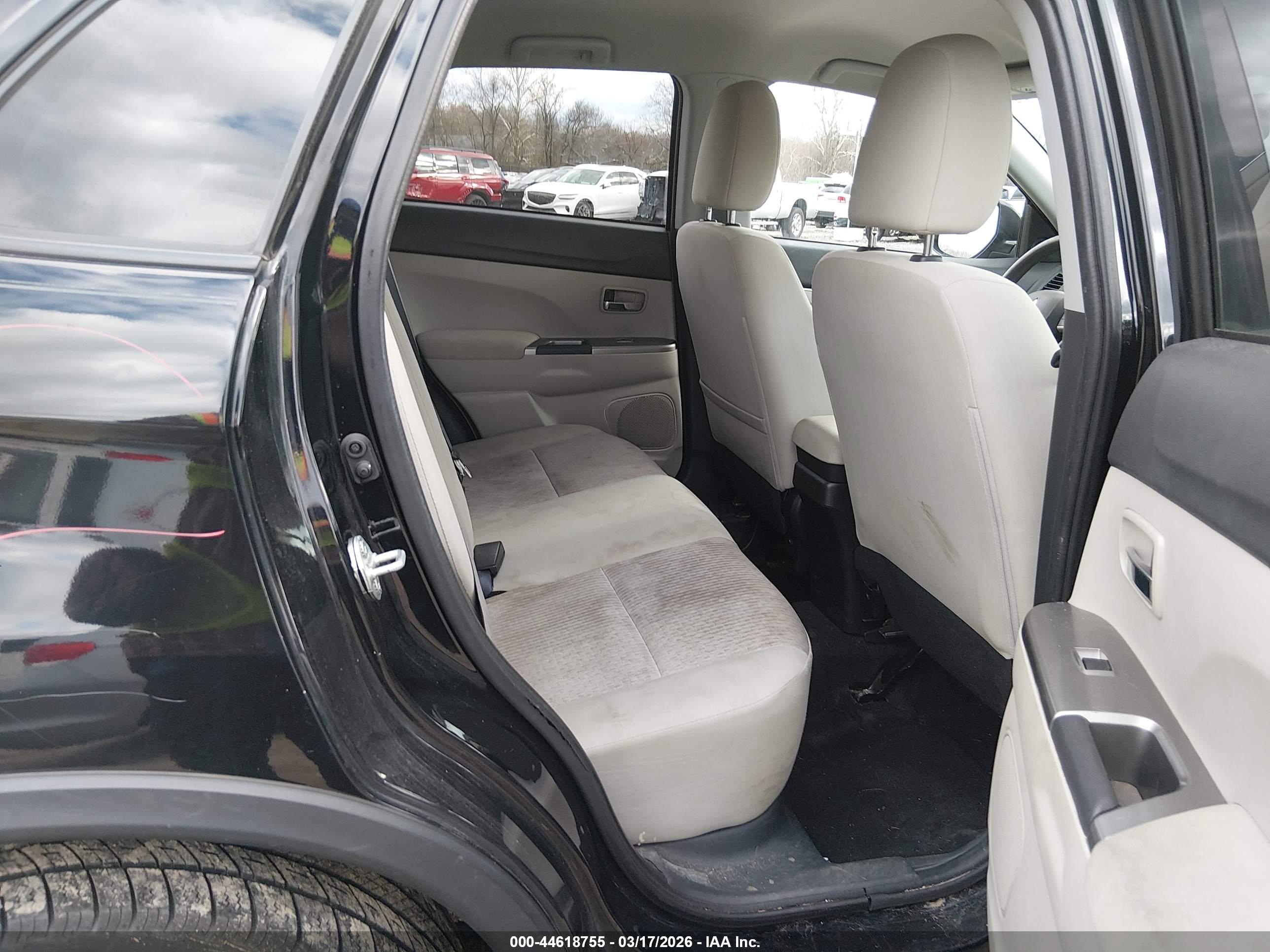 MITSUBISHI OUTLANDER image 8