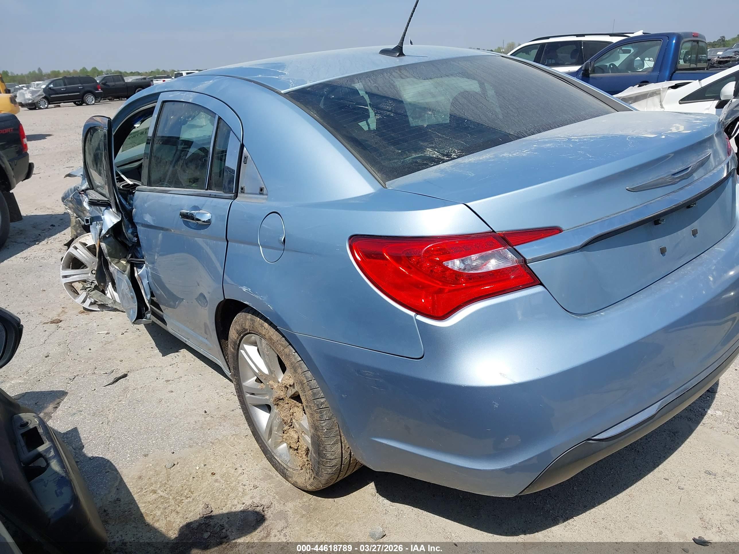 CHRYSLER 200 image 3