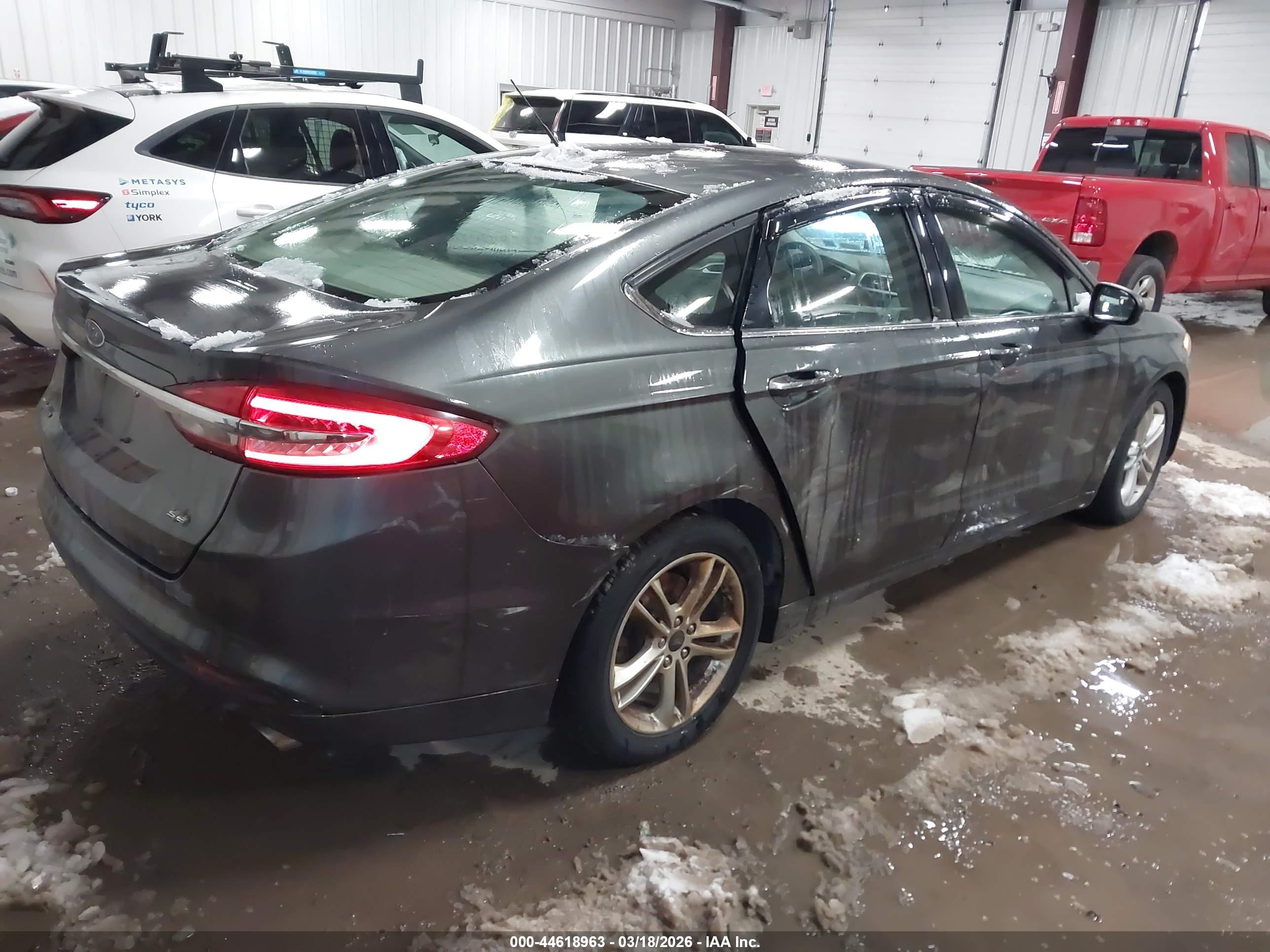 FORD FUSION image 4