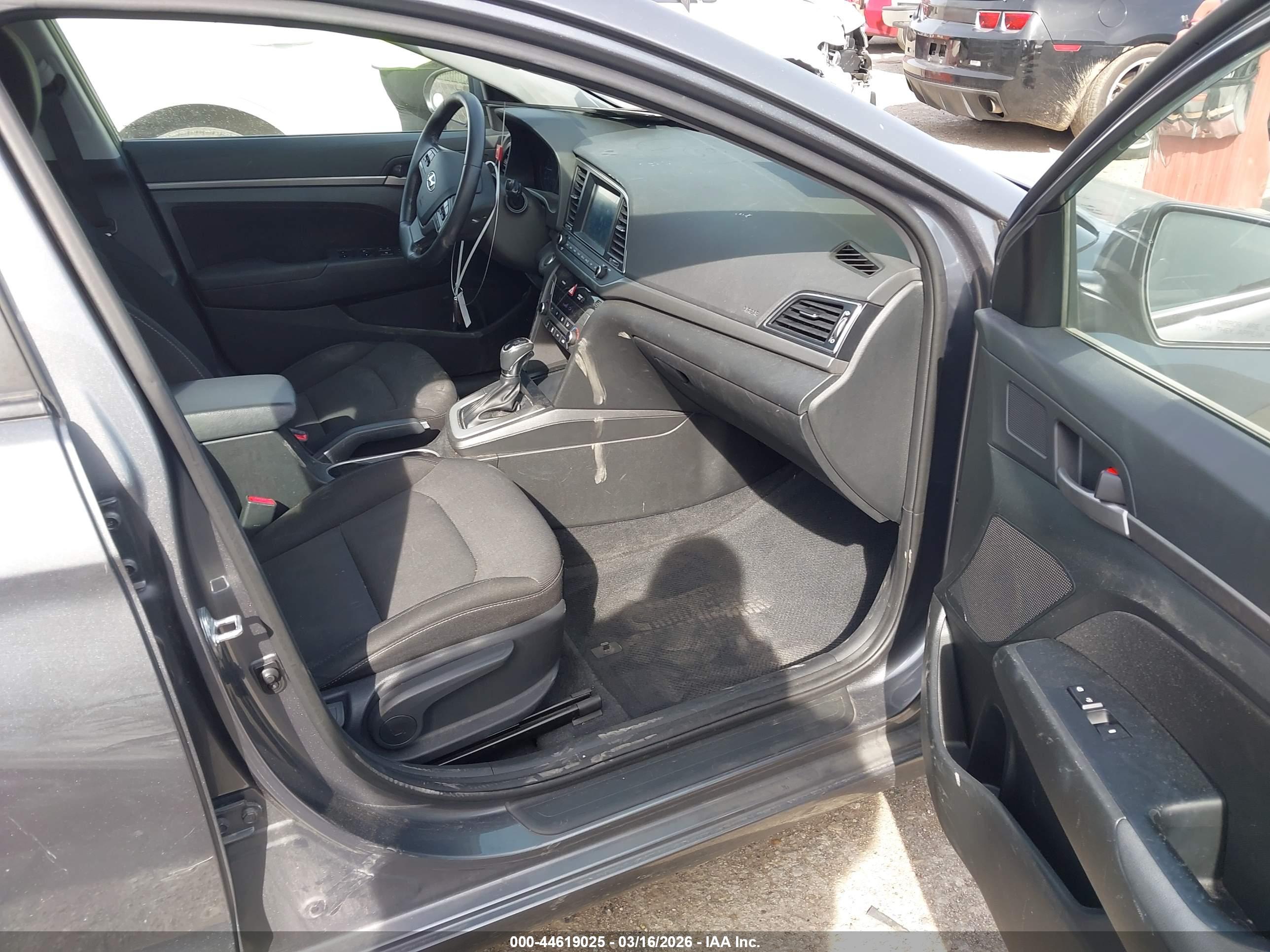 HYUNDAI ELANTRA image 5