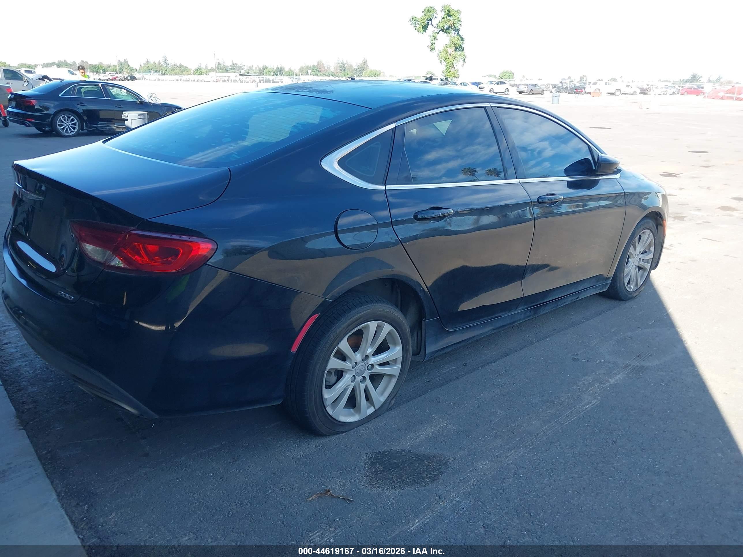 CHRYSLER 200 image 4