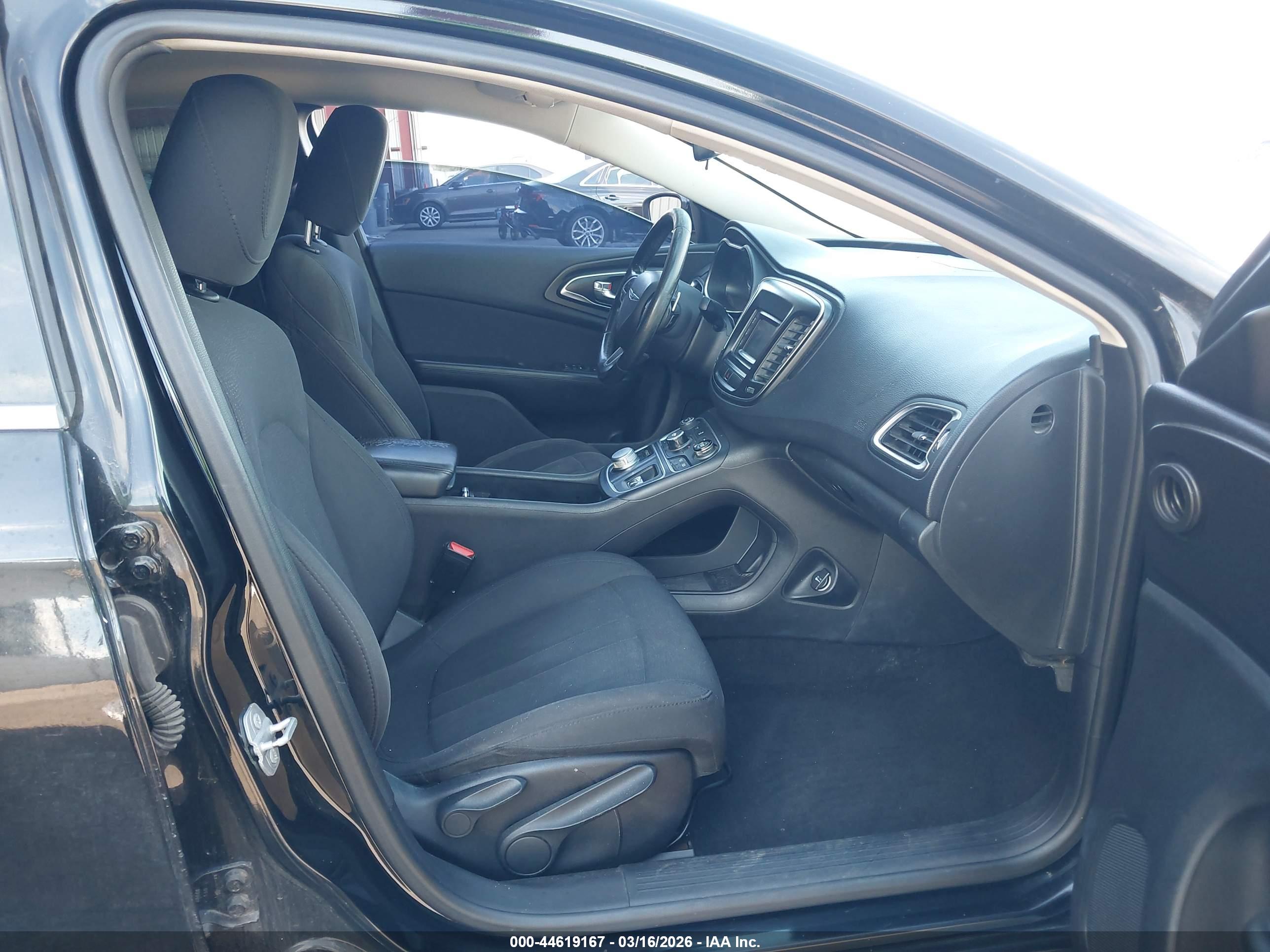 CHRYSLER 200 image 5