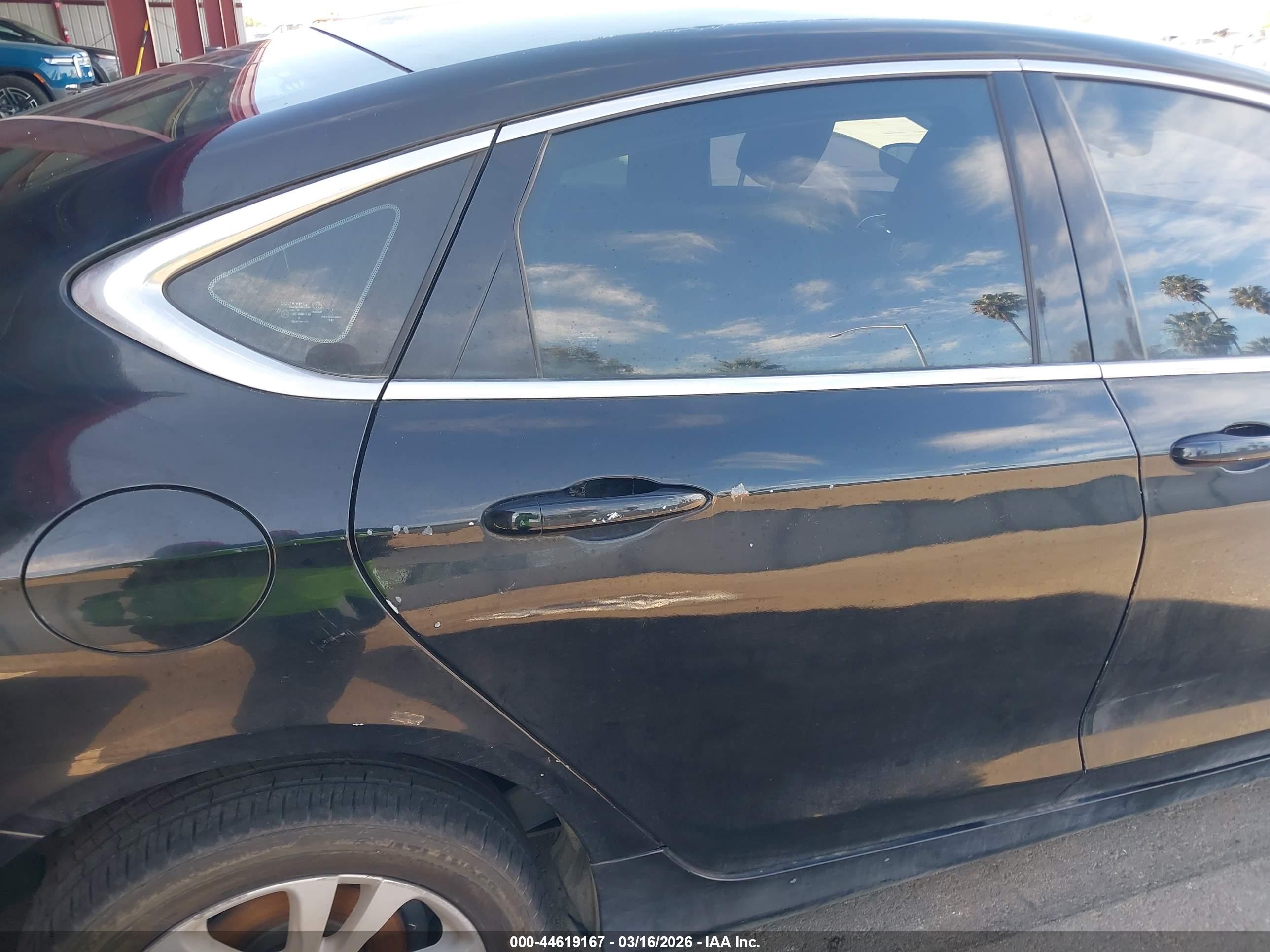 CHRYSLER 200 image 6