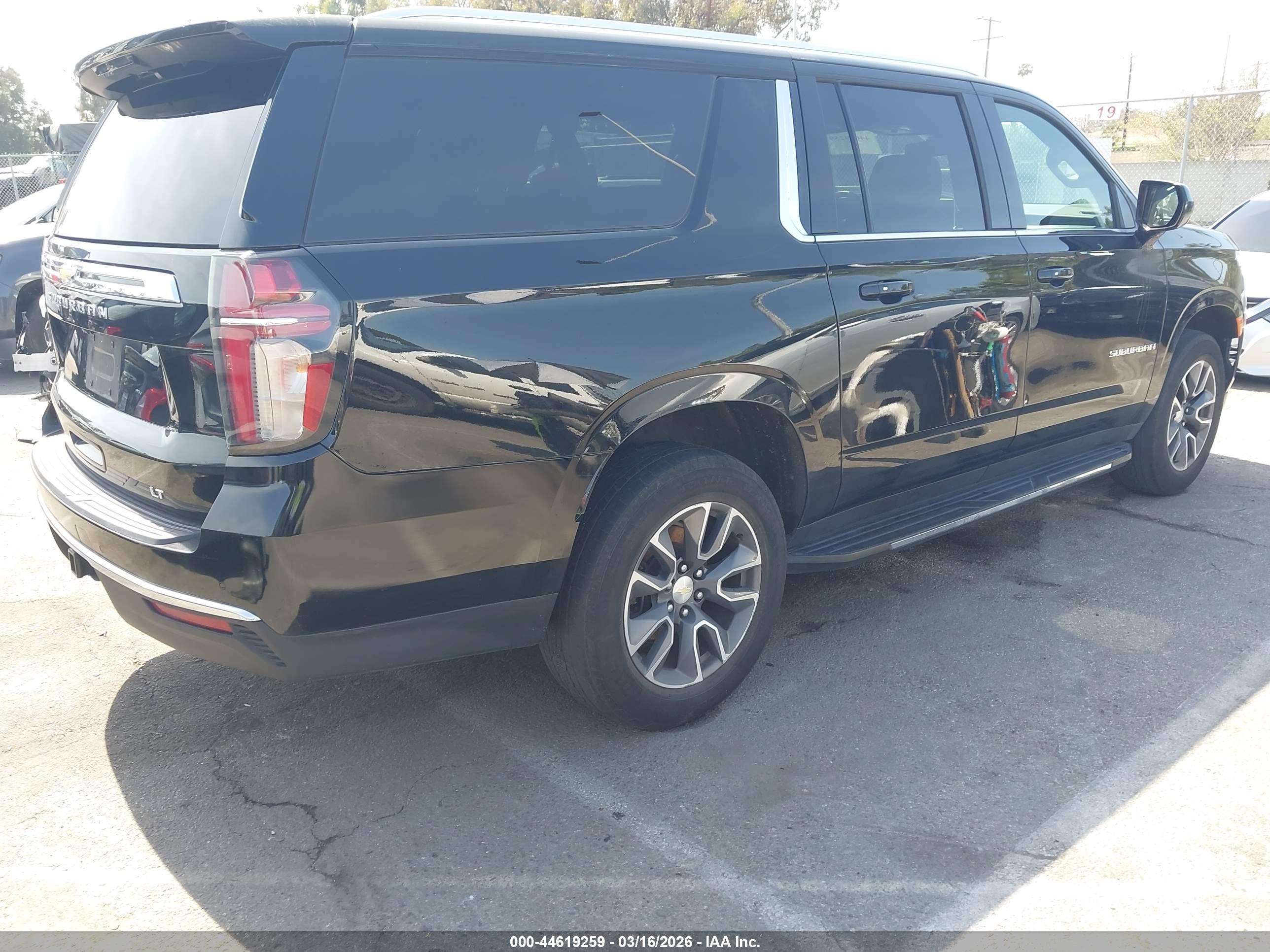 CHEVROLET SUBURBAN image 4