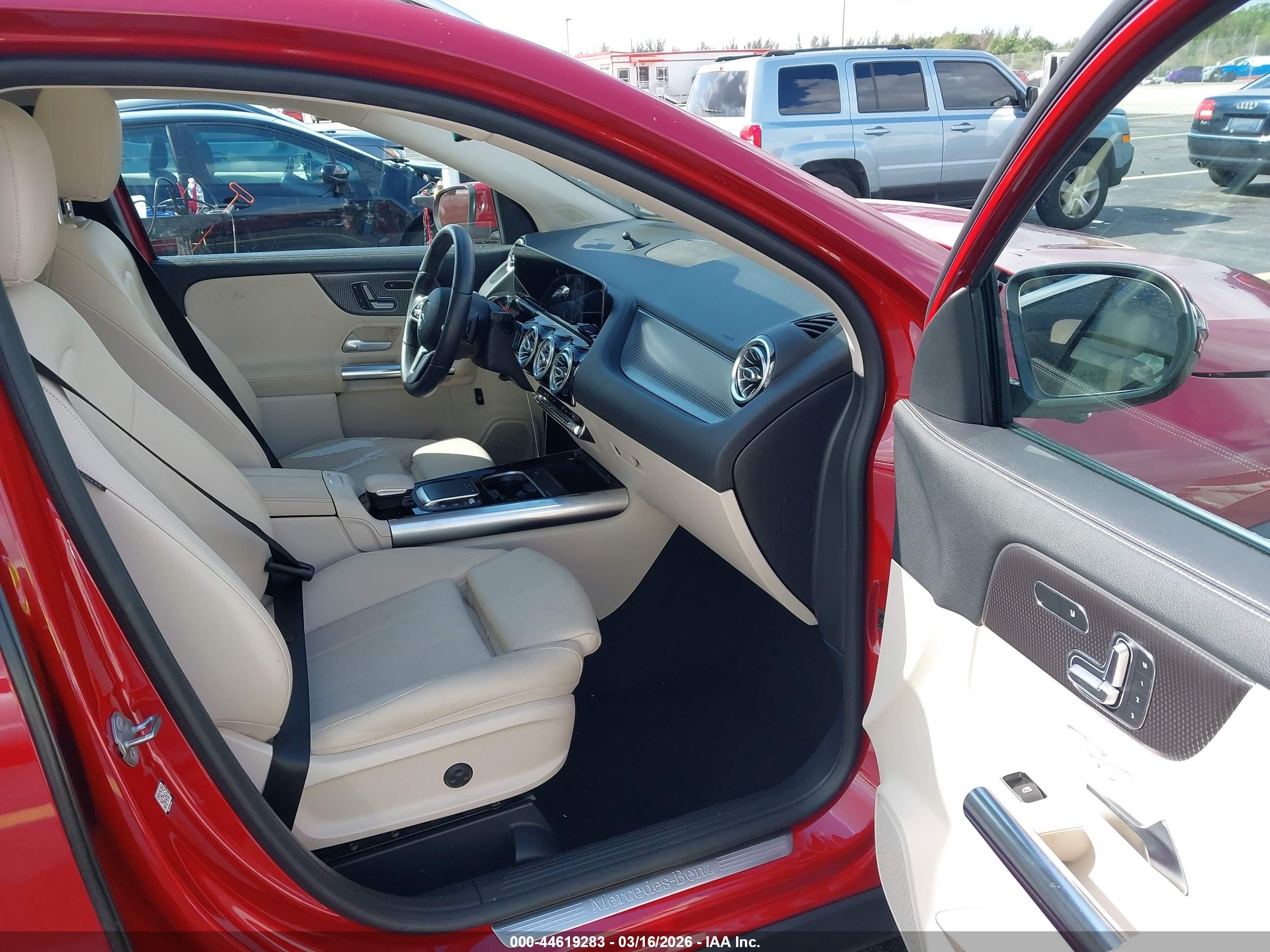 MERCEDES-BENZ GLA image 5
